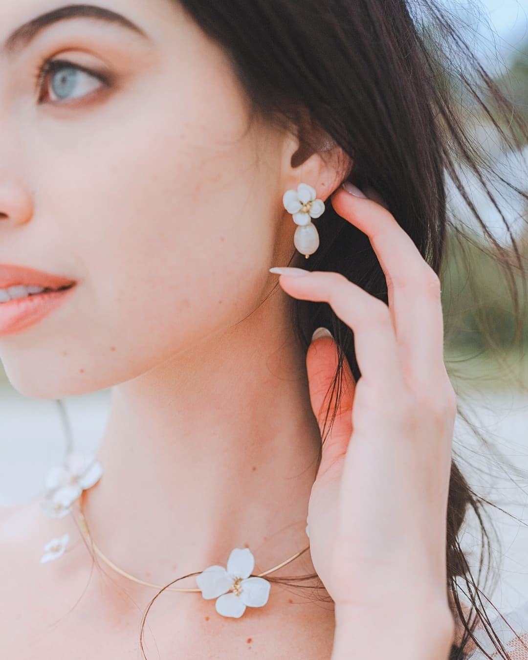 Orecchini pendenti Peonia Biancoluce Elibre, fiori bianchi artigianali con dettaglio in oro per la sposa