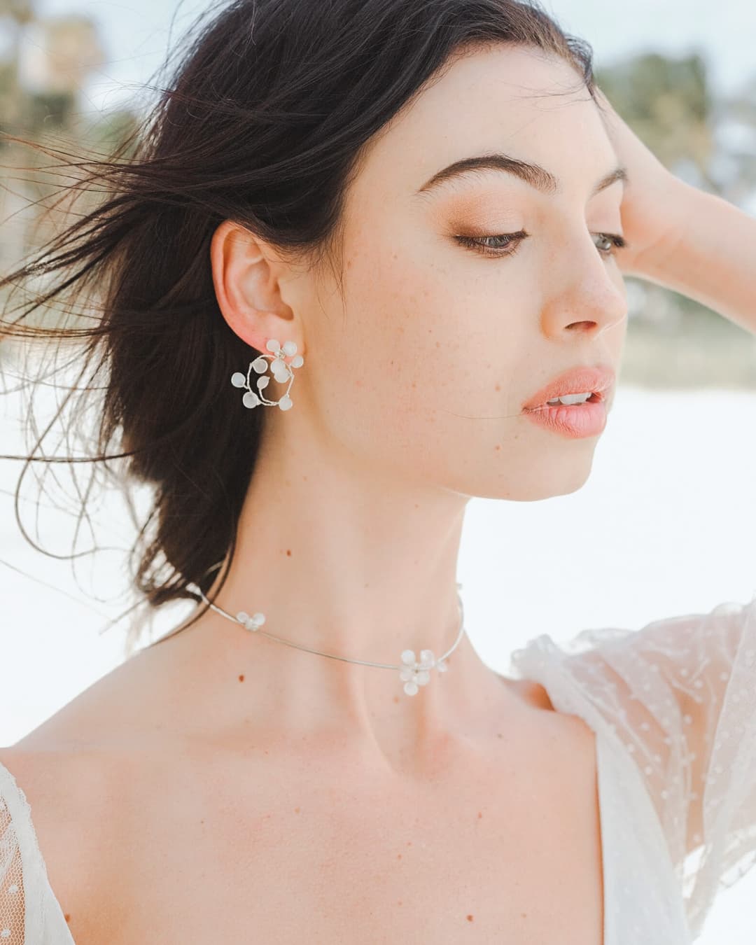 Dettaglio dei petali in madreperla naturale degli orecchini sposa modello Perla di Luna.