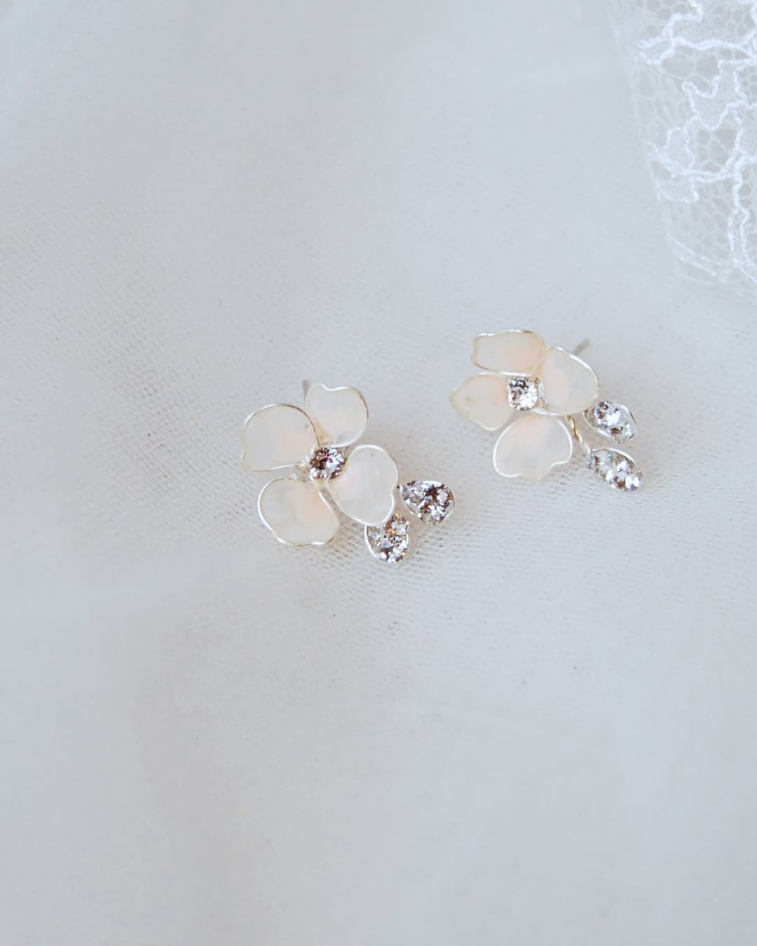 Orecchini sposa Etherea Elibre con fiori rosa cipria e foglie in cristallo Swarovski.