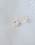 Orecchini sposa Etherea Elibre con fiori rosa cipria e foglie in cristallo Swarovski.