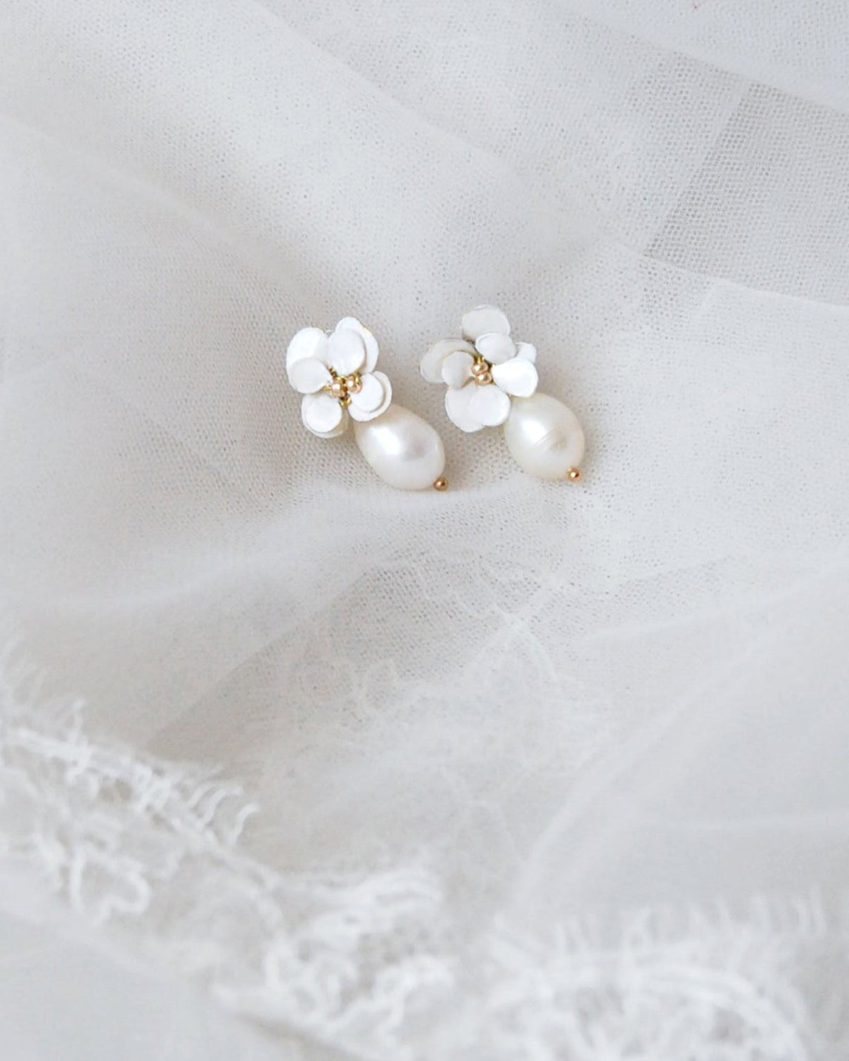 Orecchini da sposa con fiore bianco e perla naturale pendente, eleganti e raffinati, realizzati artigianalmente.