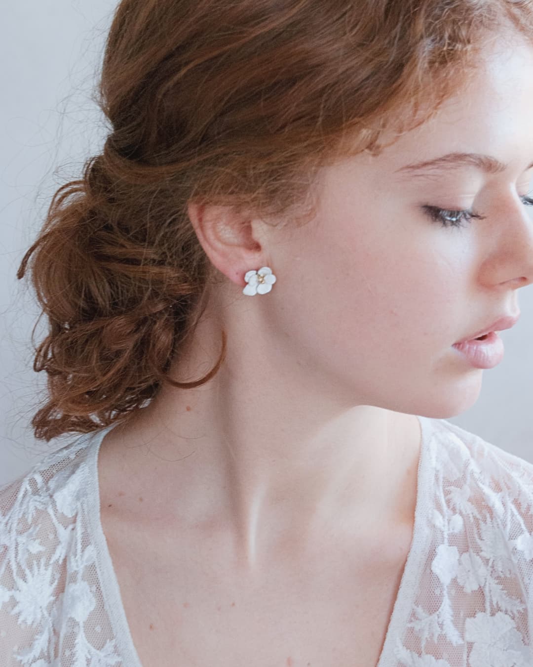 Dettaglio dei petali bianchi e delle perline centrali degli orecchini a lobo Peonia Biancoluce Elibre.