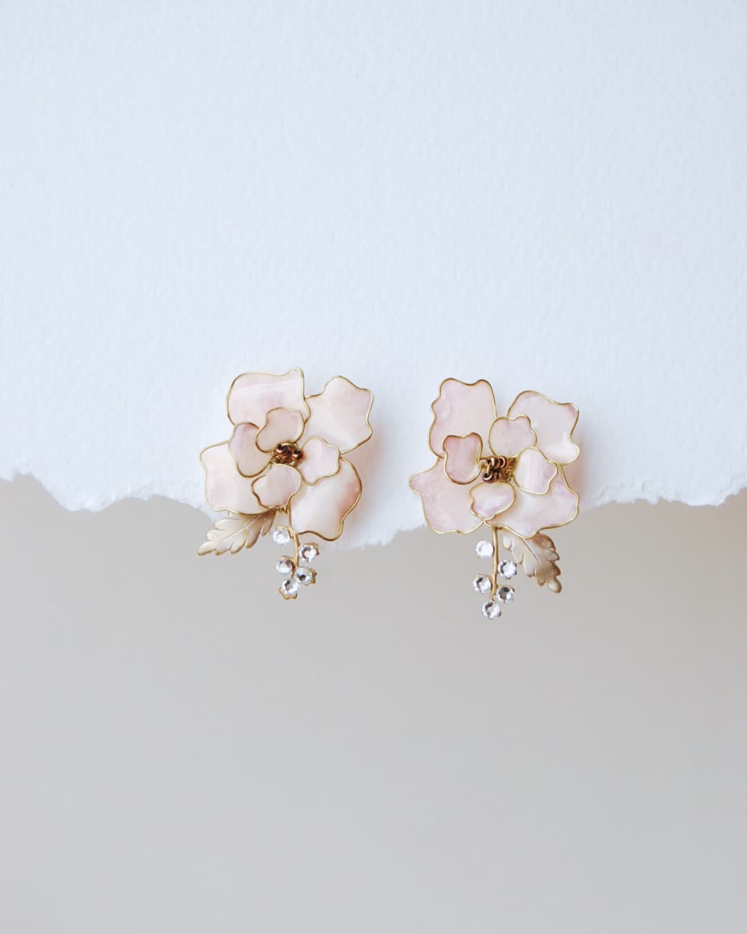 orecchini artigianali a fiore lilla e rosa per sposa con cristalli pendenti