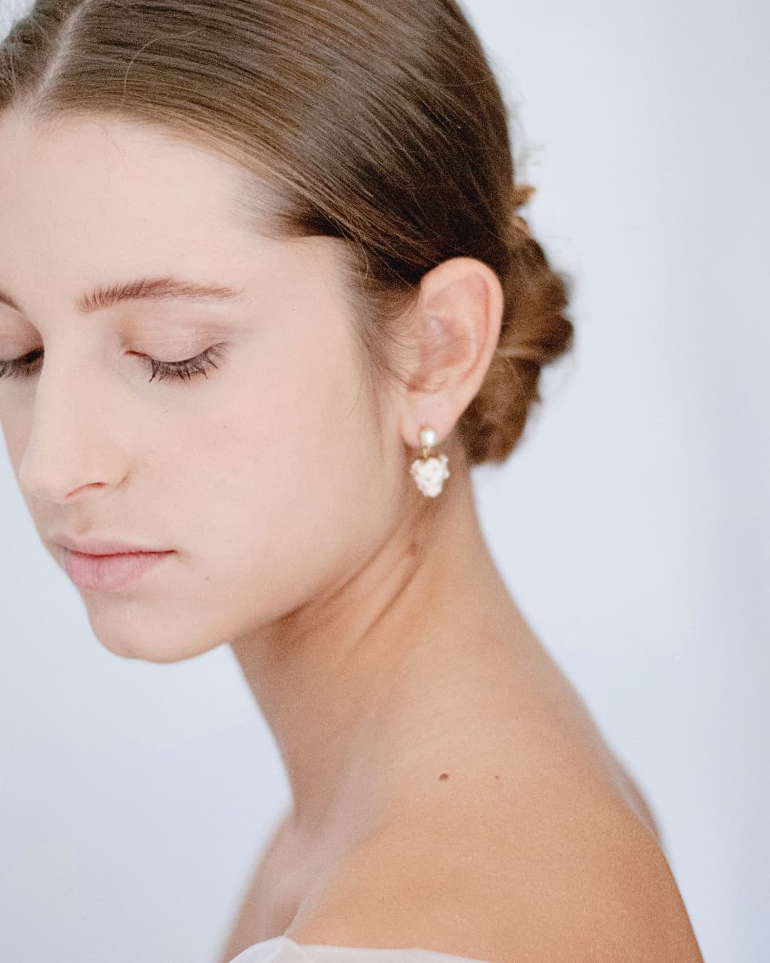 orecchini pendenti con fragole rosa e oro per matrimonio a tema frutta raffinato e chic.