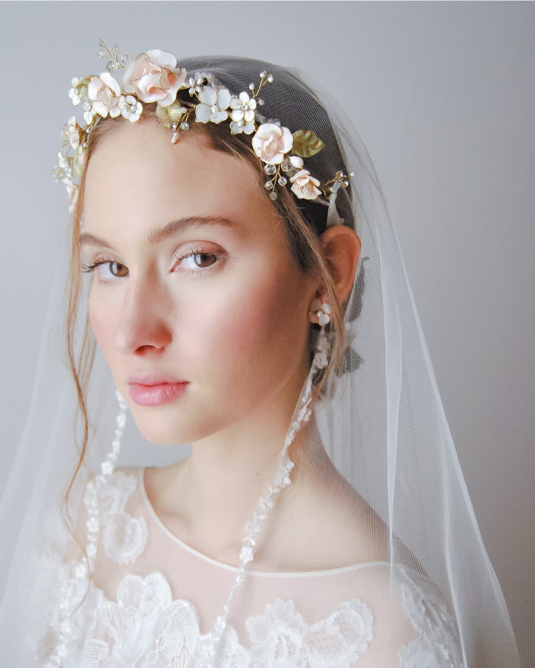 orecchini da sposa artigianali con fiori bianchi satinati 