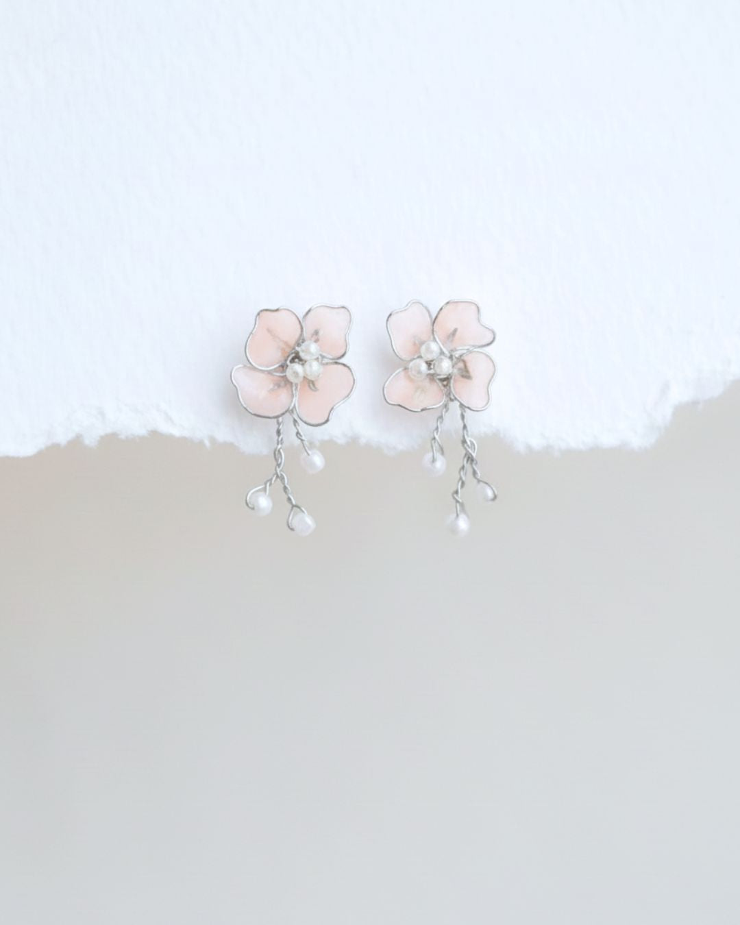 orecchini da sposa con finiture argentate per sposa elegante