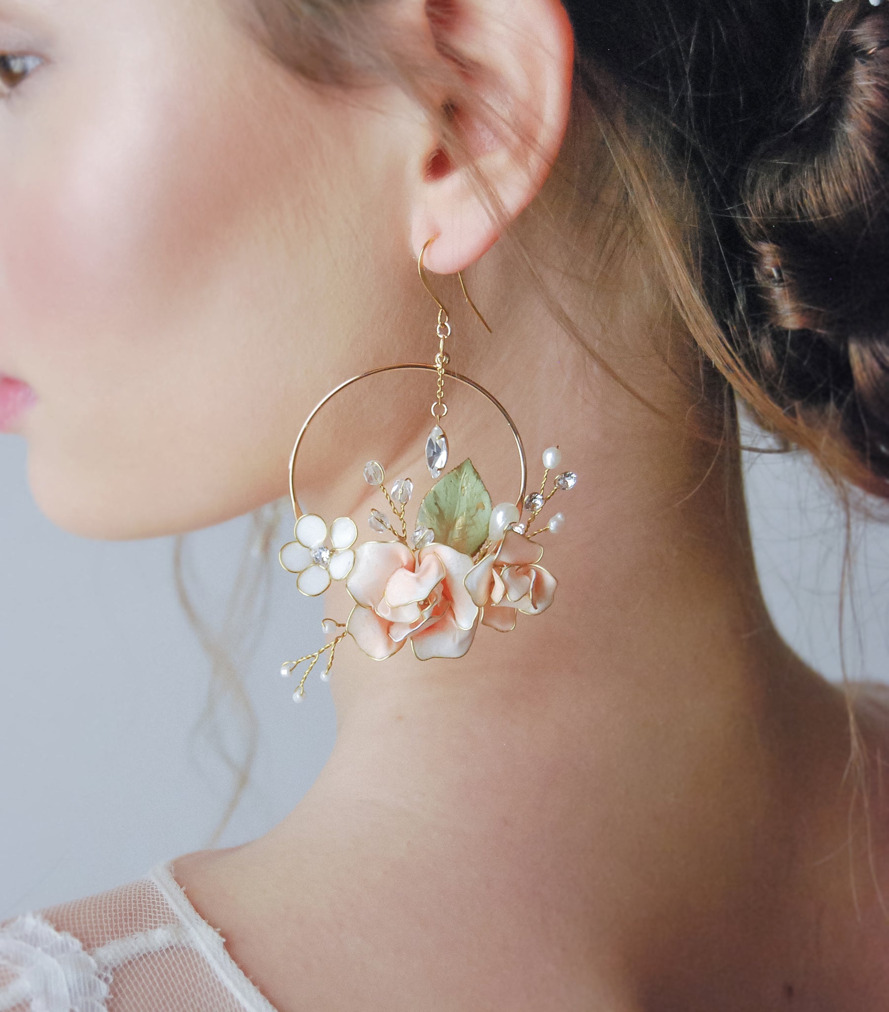 orecchino pendente floreale colorato a cerchio per la sposa moderna.