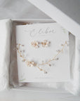 Parure da sposa artigianale composta da collana e orecchini a fiore rosa coordinati, elegante e raffinata.