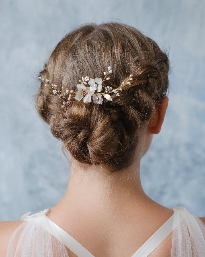 Pettine da sposa arcuato a mezzaluna Elibre su acconciatura raccolta con treccia, design artigianale