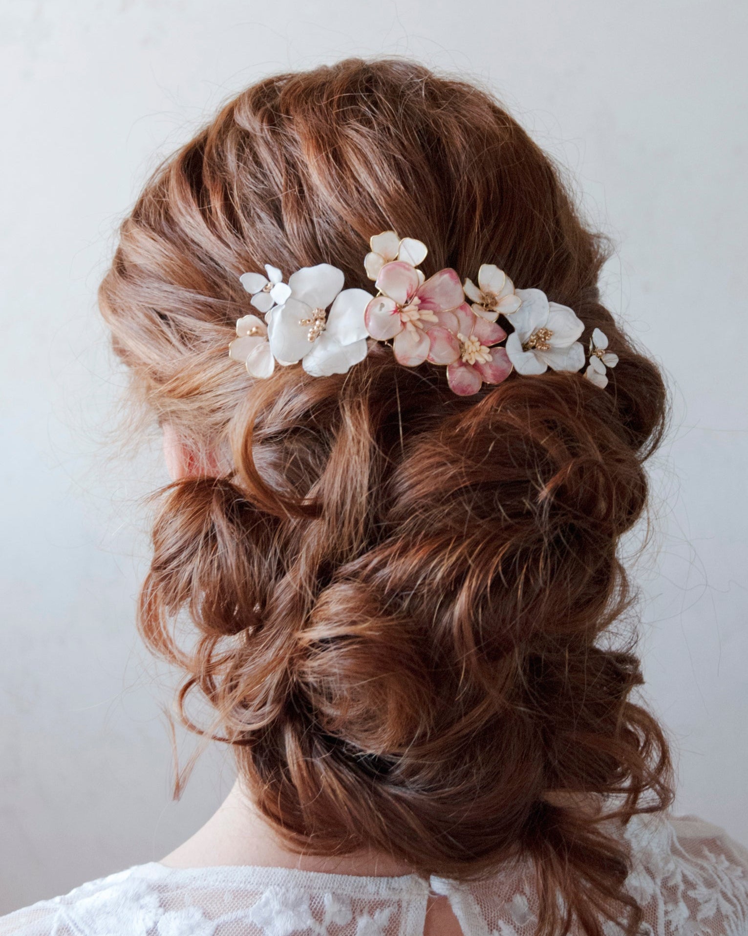 Pettinino per capelli con stile country chic, decorato con fiori bianchi e rosa.