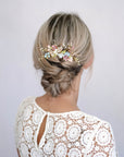 Pettinino sposa stile country chic con fiori di campo, perfetto per cerimonie all’aria aperta.