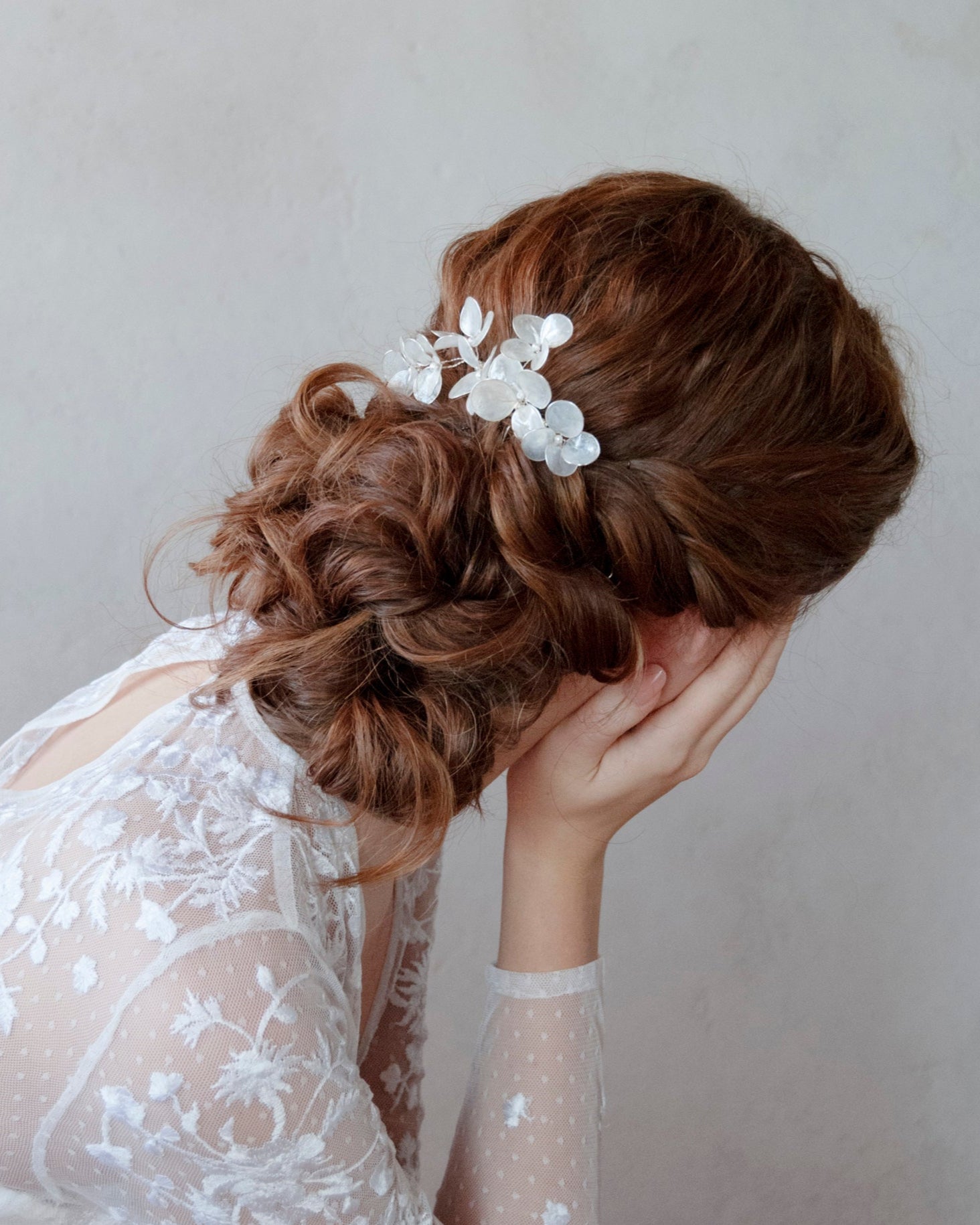 Elegante pettinino con fiori madreperlati, un accessorio unico per capelli da sposa.