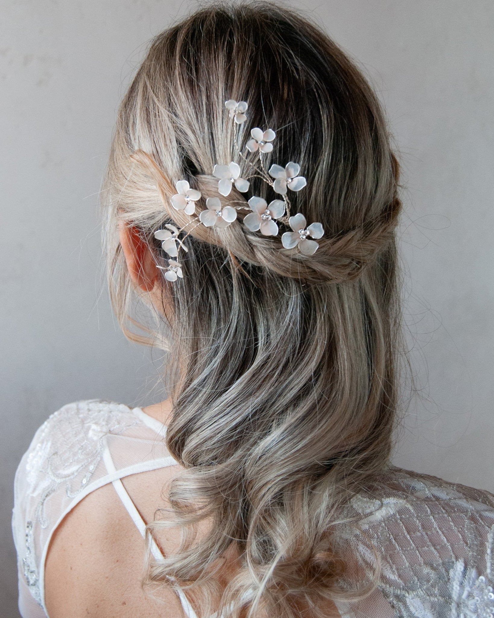 Pettinino con fiori rosa e rami, ideale per acconciature da sposa romantiche e naturali.
