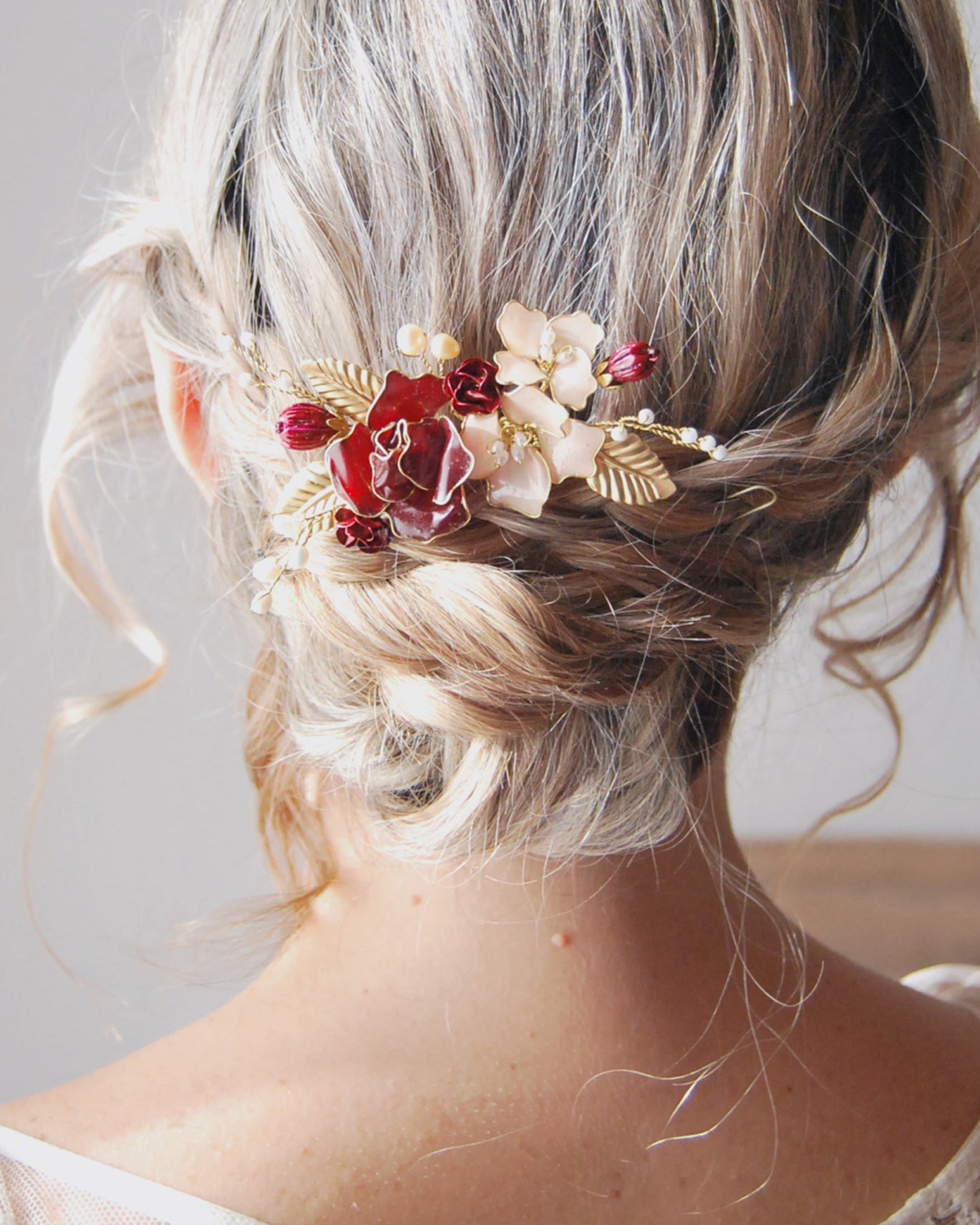 pettinino con fiori rossi da sposa per acconciatura elegante