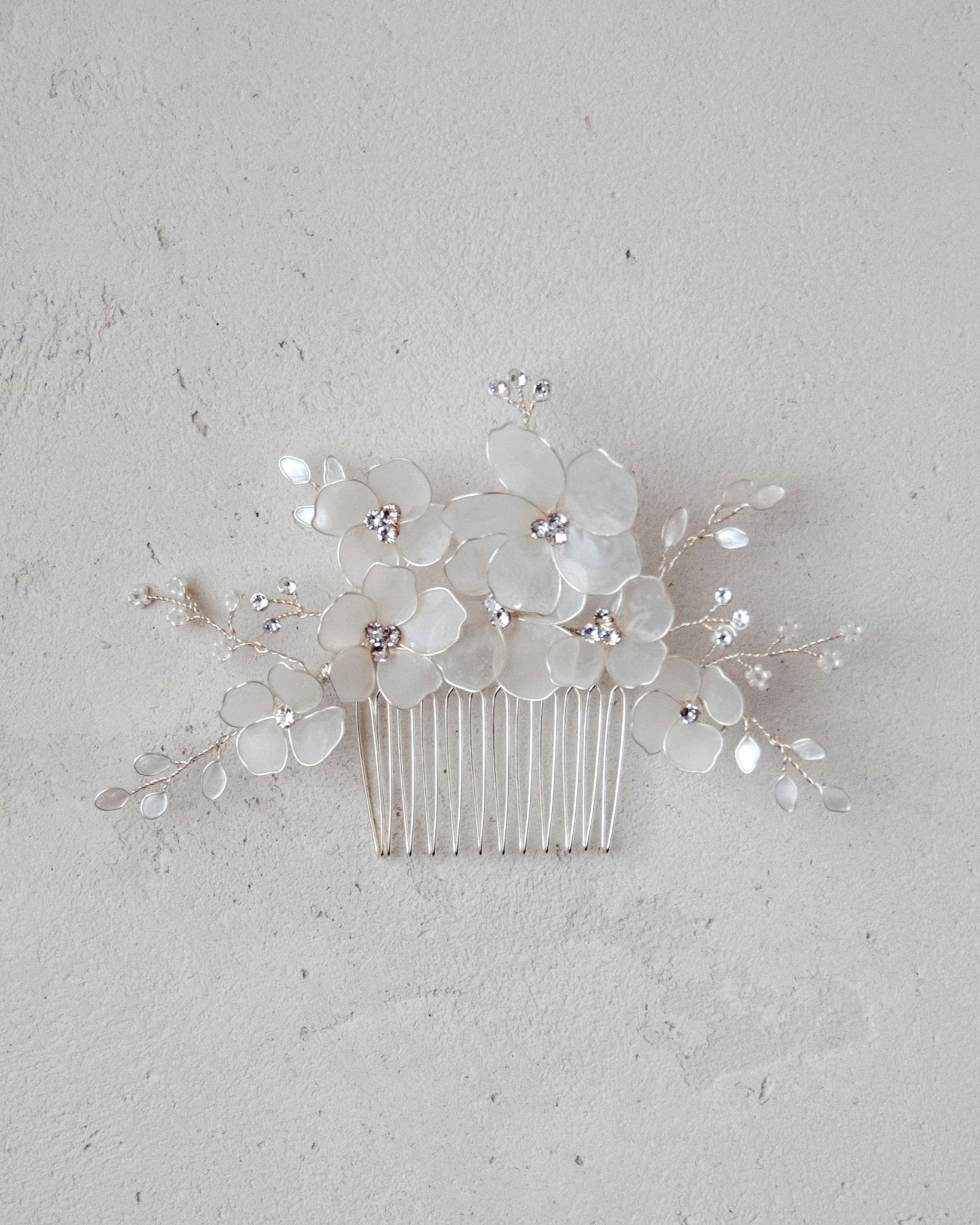 Pettinino floreale con fiori satinati, perfetto per acconciature da sposa eleganti.