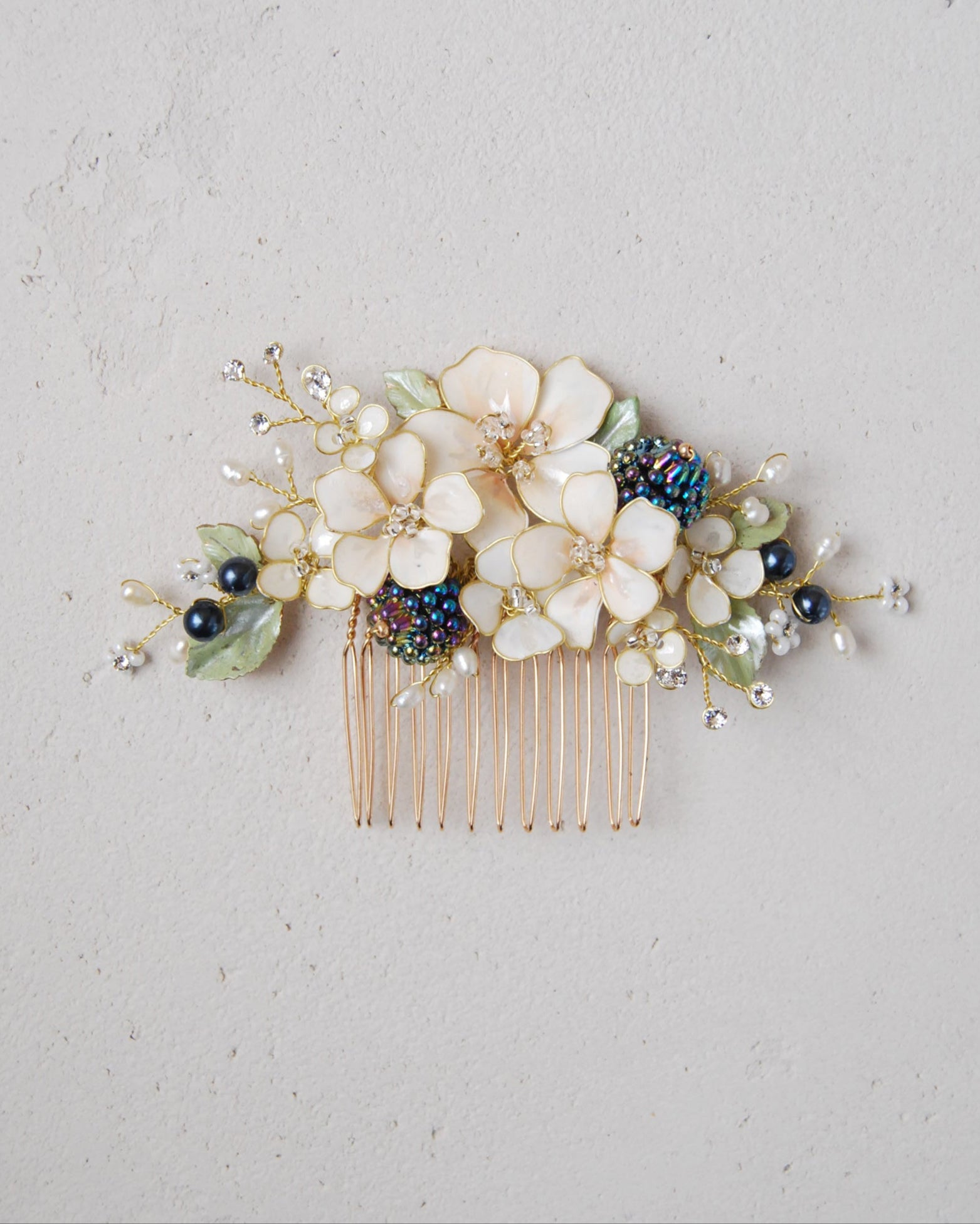 Pettinino floreale con more, perfetto per una sposa boho chic e romantica.