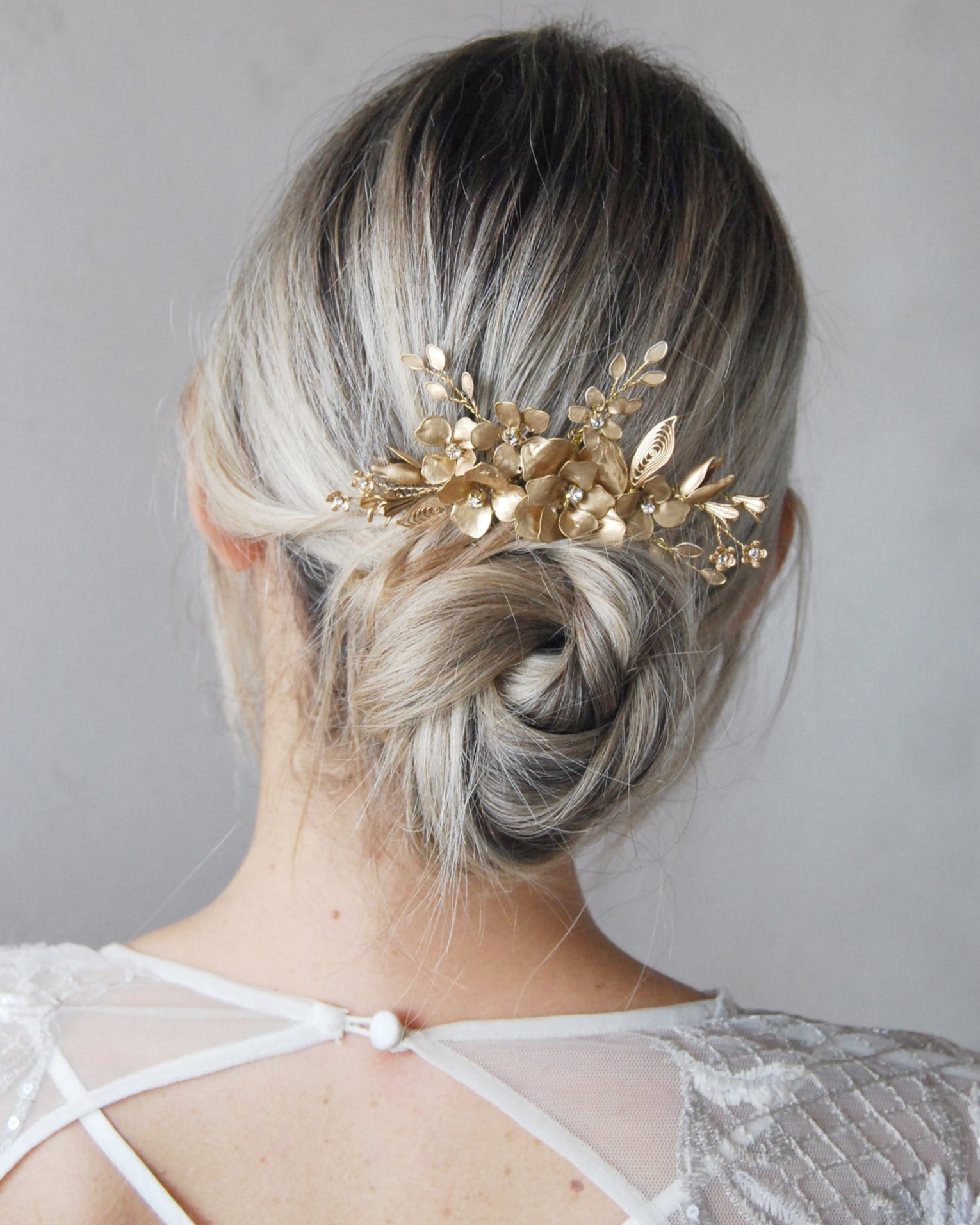 Elegante pettinino floreale in oro, perfetto per spose che cercano un look sofisticato.