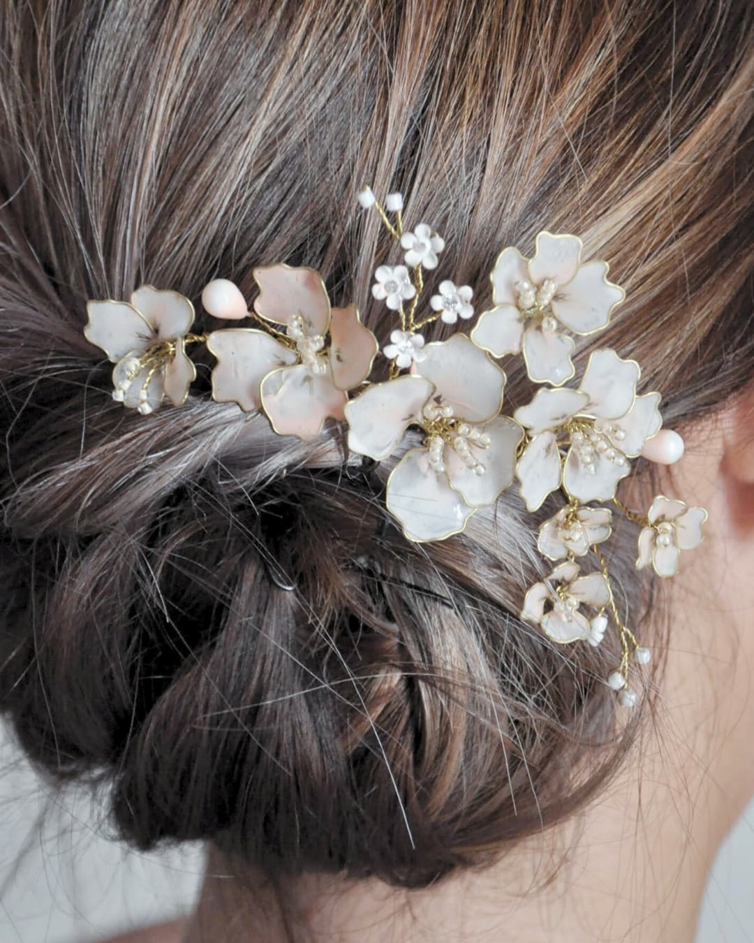 Pettinino floreale rosa cipria per acconciatura sposa romantica fatto a mano in Italia.