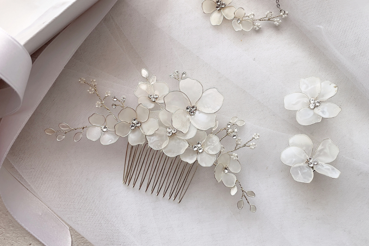Set da sposa coordinato con pettinino, orecchini e collana, realizzati artigianalmente per un look armonioso ed elegante.