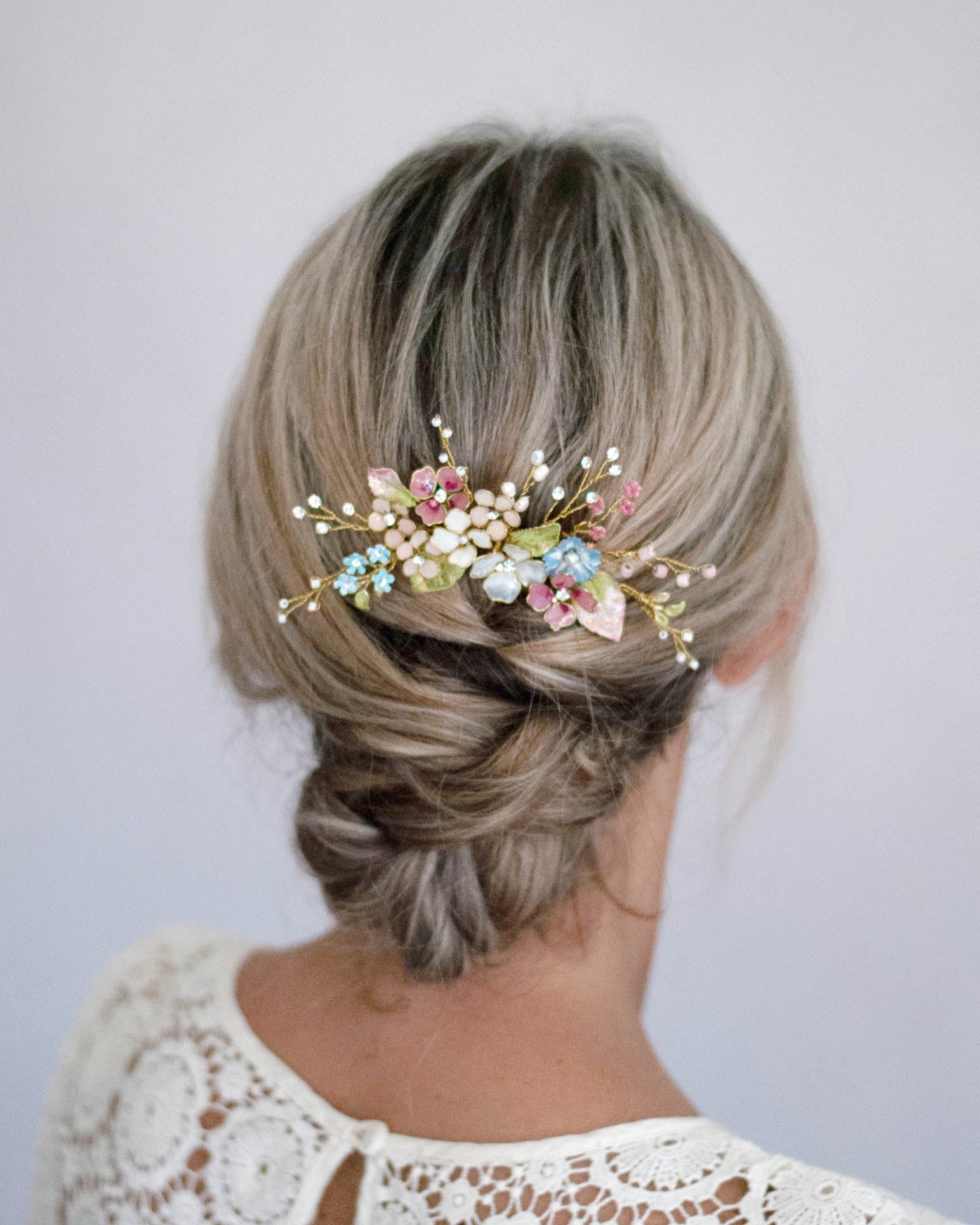 Pettinino romantico con fiorellini naturali, pensato per look sposa freschi e autentici.
