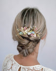 Pettinino romantico con fiorellini naturali, pensato per look sposa freschi e autentici.