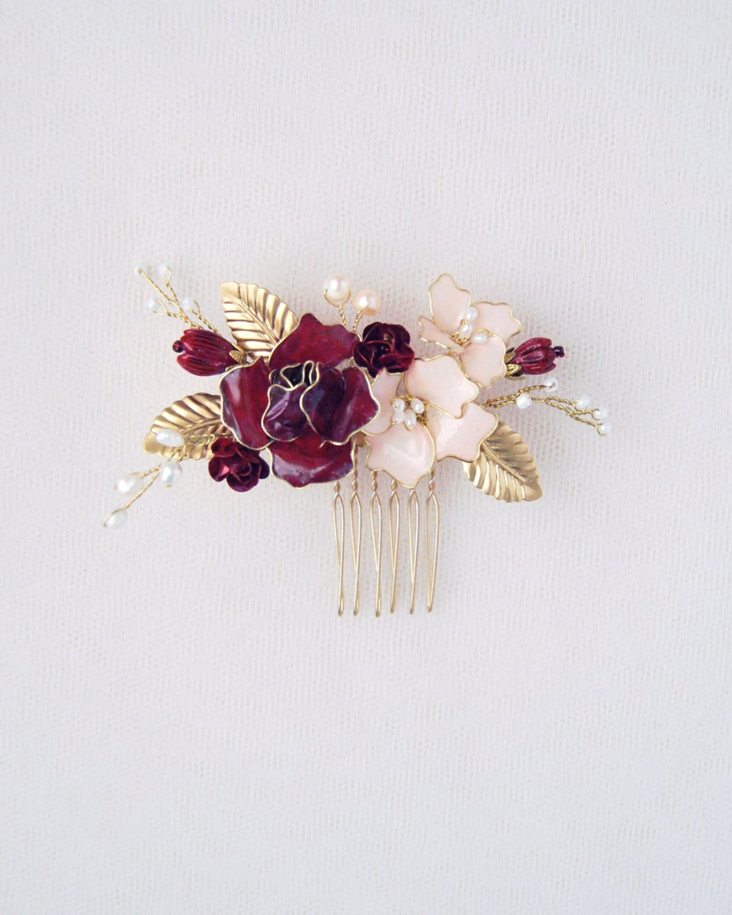 pettinino con rose rosse e fiori rosa perfetto per la sposa dal matrimonio in rosso