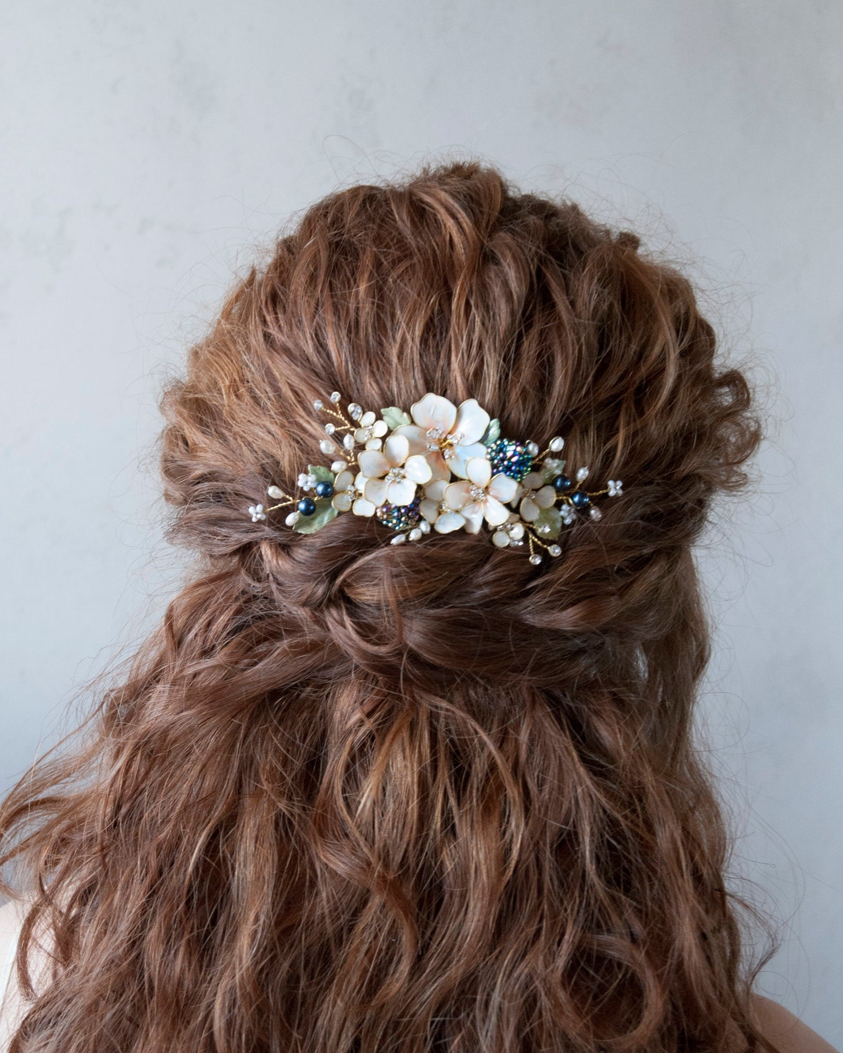 Accessorio rustico con more, ideale per un matrimonio boho chic e botanico.