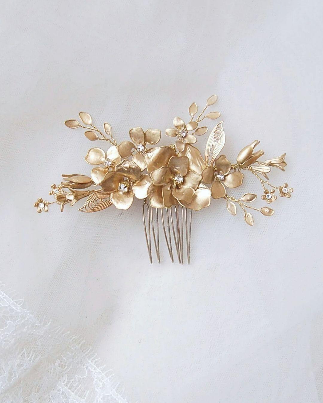 Pettinino sposa Aurum con fiori dorati fatti a mano, cristalli e foglie in filigrana oro.