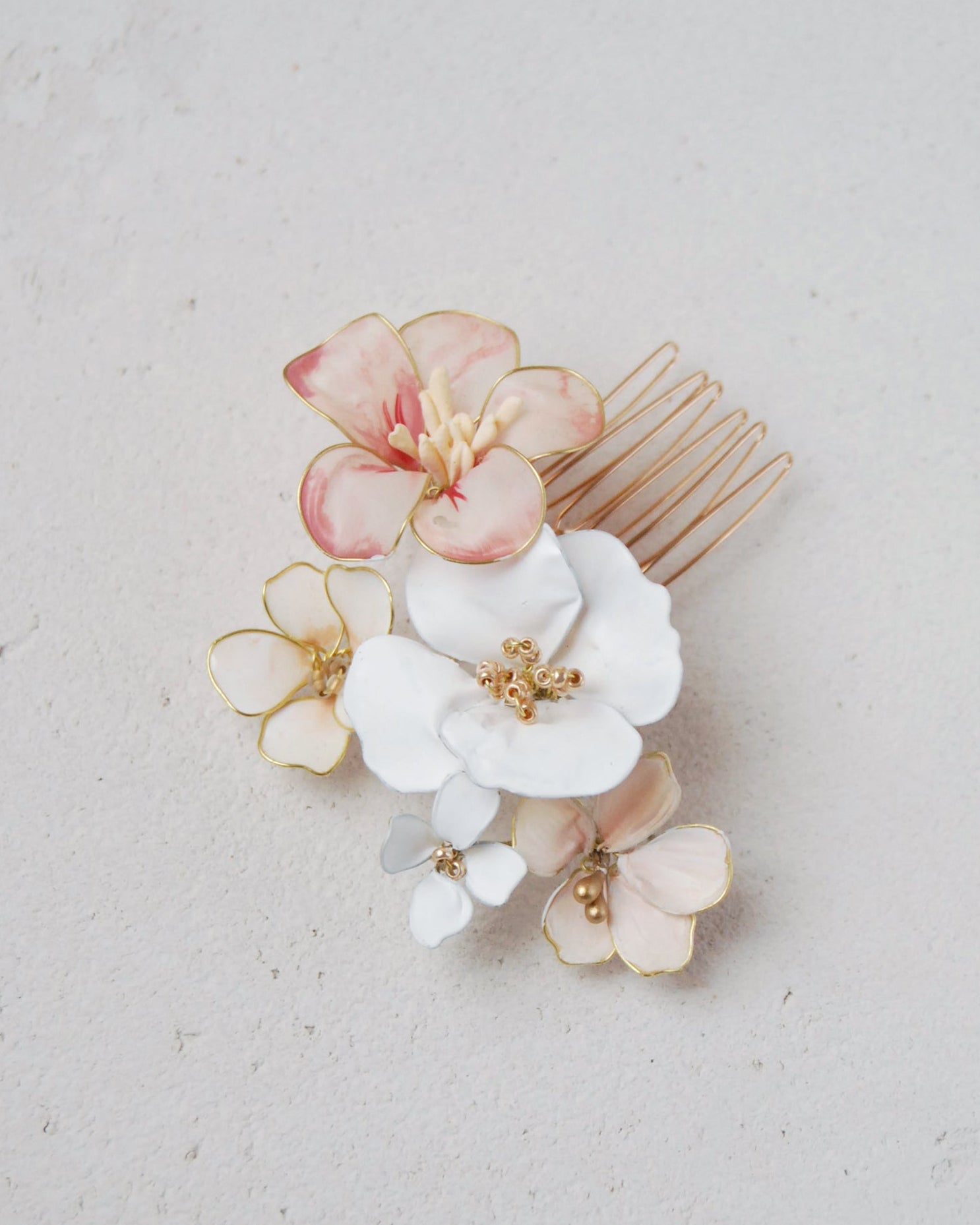 Accessorio da sposa con fiori bianchi e rosa, perfetto per matrimoni country chic.