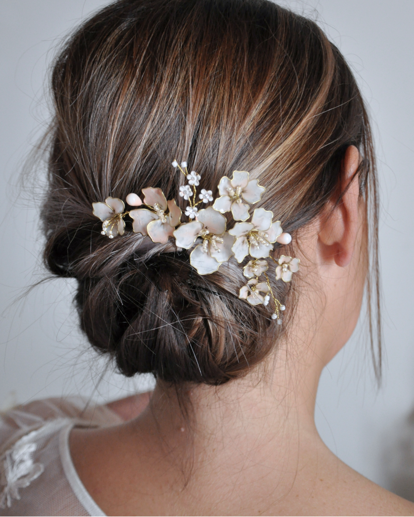 Pettinino con fiori rosa cipria, ideale per acconciature raccolte dal tocco romantico.