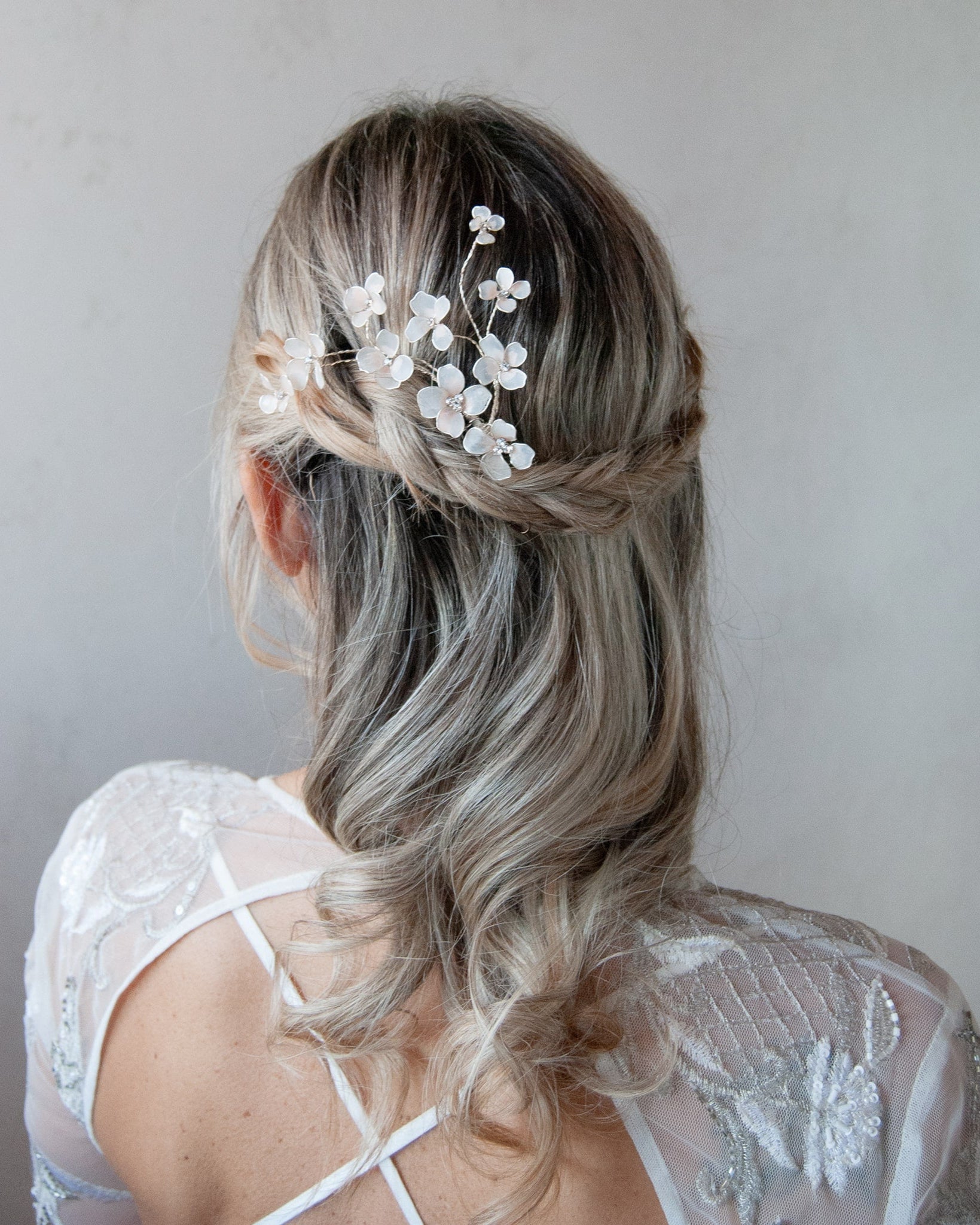 Pettinino per sposa con fiori rosa e rami, un accessorio romantico e delicato.