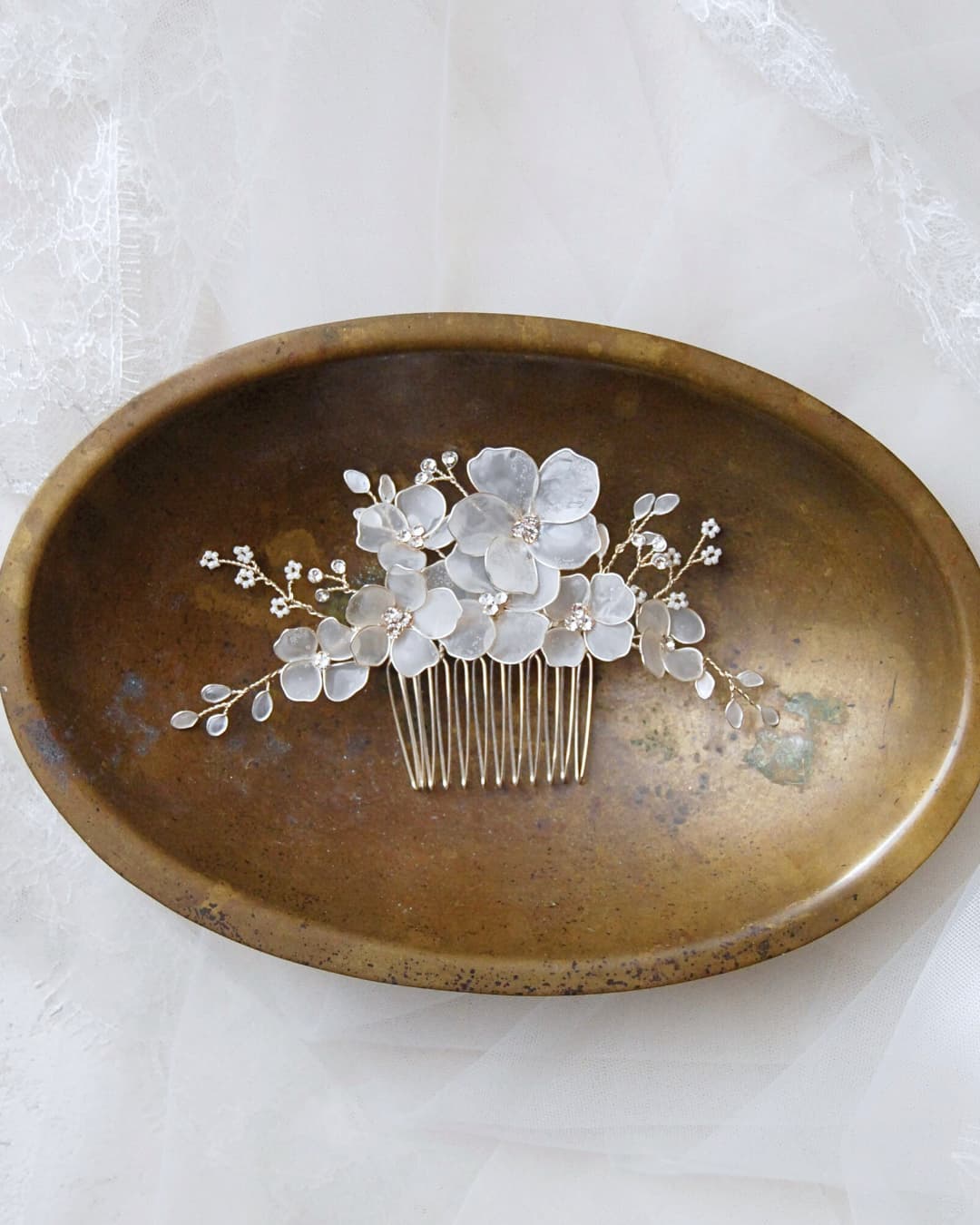 Pettinino sposa Frostalia con fiori satinati semi-trasparenti e cristalli Swarovski.