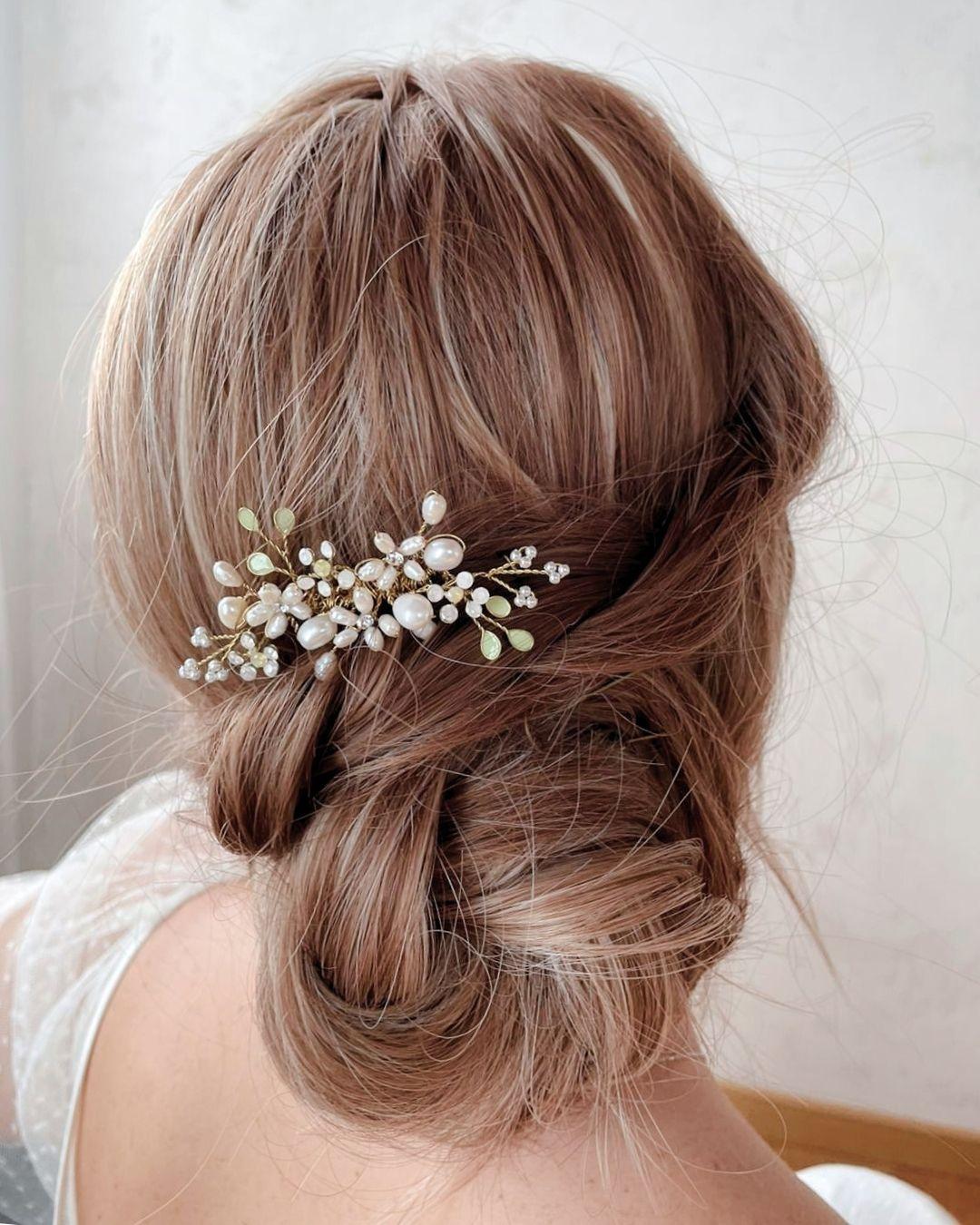 Pettinino sposa Marguerite Lux con perle naturali di fiume, cristalli Swarovski e rami dorati modellabili.