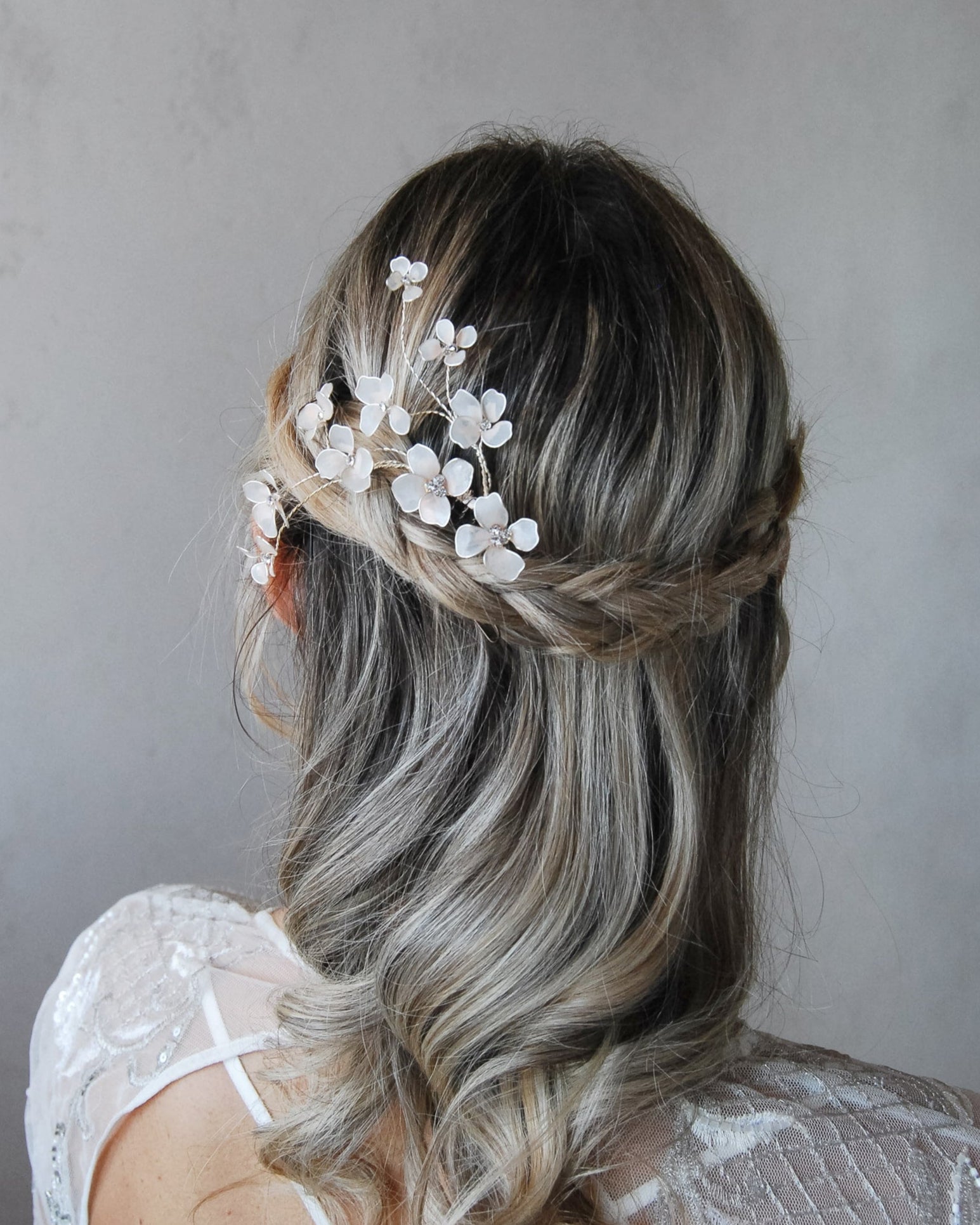 Pettinino con rami e fiori rosa, un dettaglio elegante per il giorno del matrimonio.