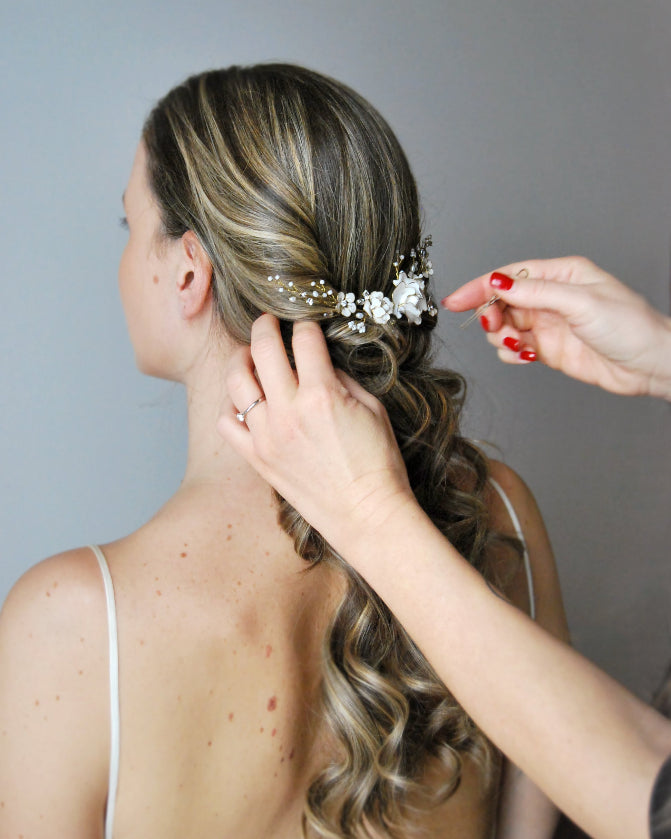 Pettinino decorativo Elibre su acconciatura semiraccolta con onde romantiche, accessorio sposa artigianale
