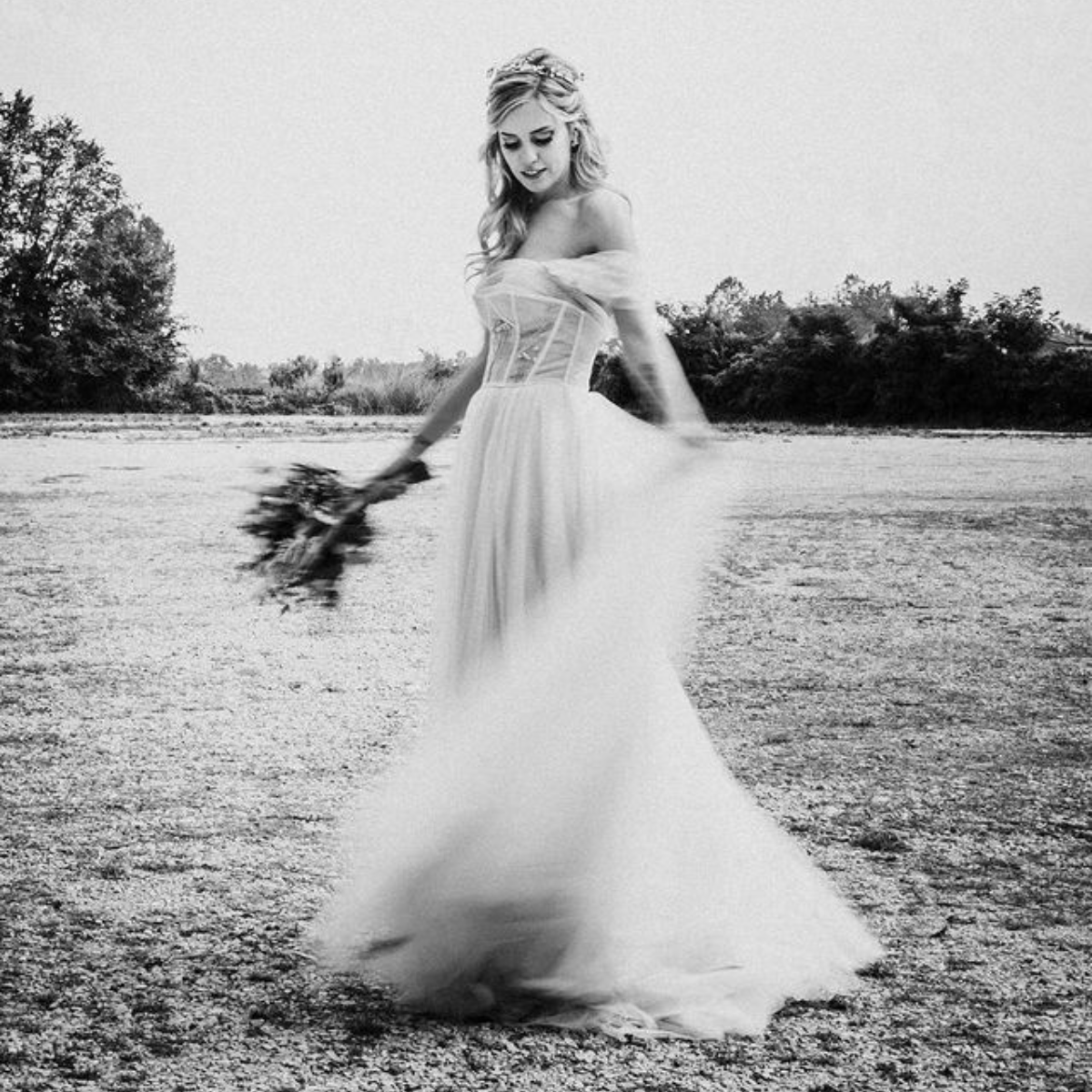 Sposa Elibre indossa una coroncina floreale artigianale, simbolo di eleganza e romanticismo.