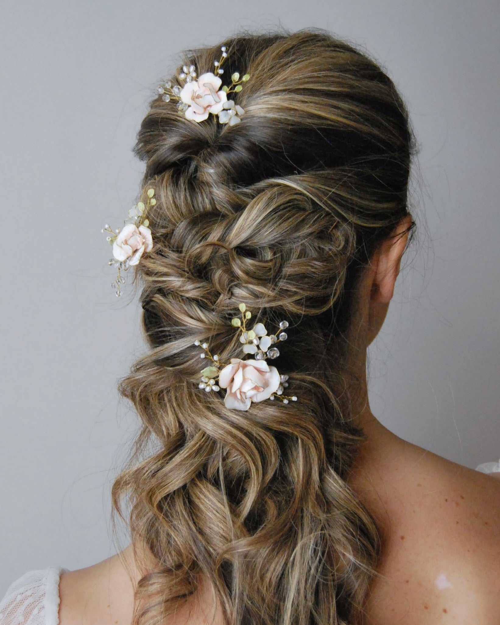 Set di forcine con rose artigianali, ideali per acconciature raffinate da sposa.