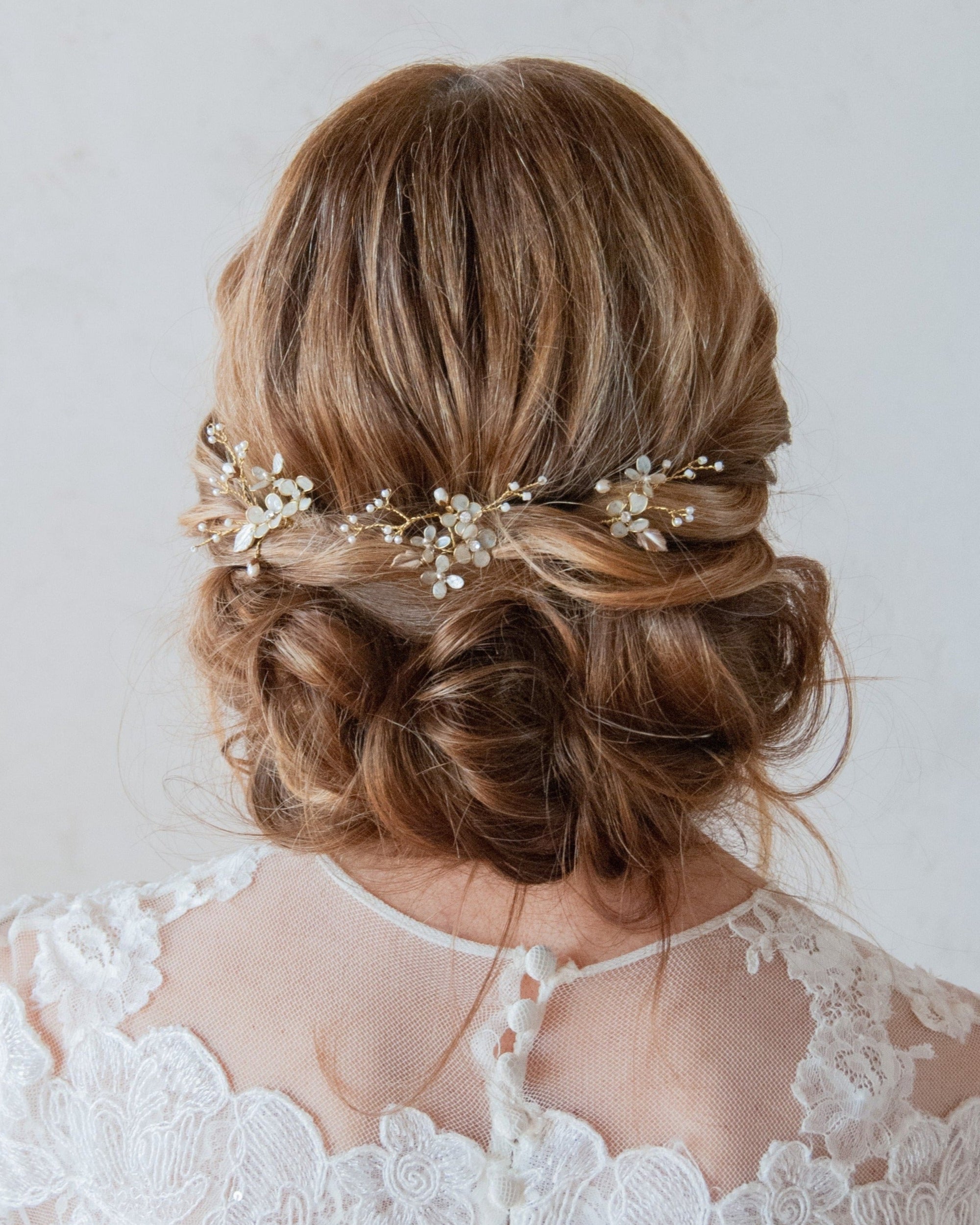 Set glamour da 3 forcine con fiori brillanti per illuminare l’acconciatura nuziale.