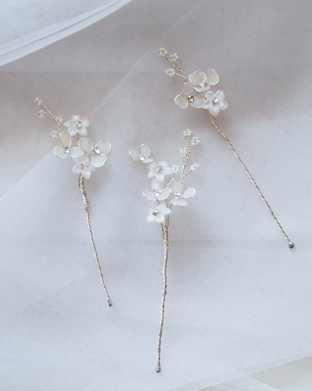 Set completo di 3 forcine artigianali Frostalia con fiori bianchi, realizzate a mano in Italia