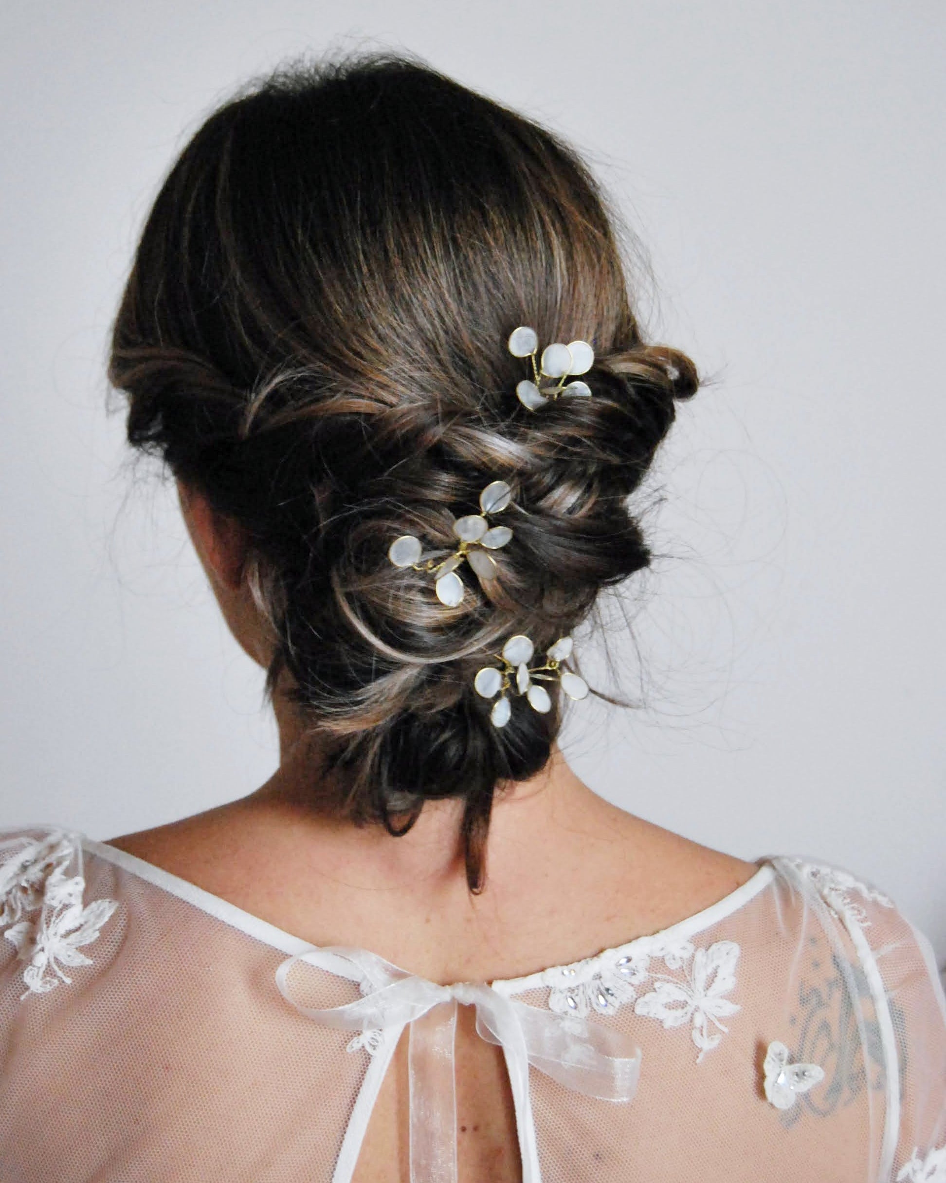 Set minimal chic con foglie satinate per uno stile nuziale elegante e pulito.