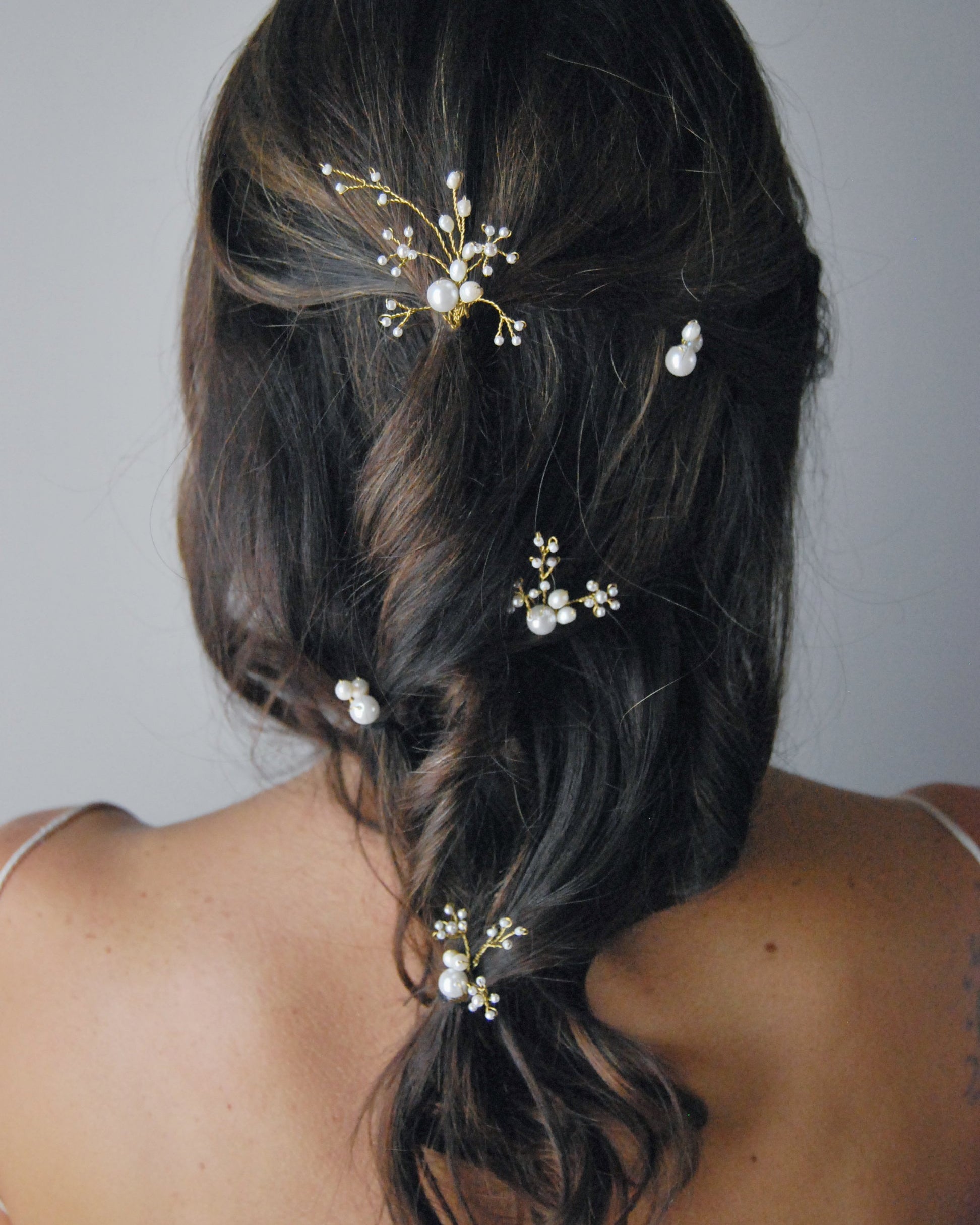 Set luminoso con rametti di perle, per look nuziali romantici e raffinati.