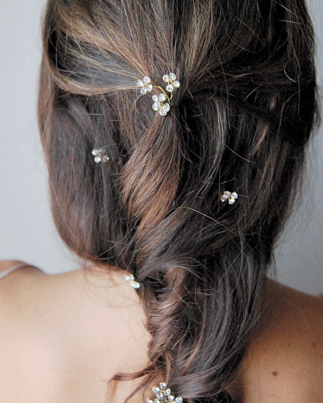 Set di accessori capelli sposa Brillaflora di Elibre: eleganza minimalista e brillantezza Swarovski®.