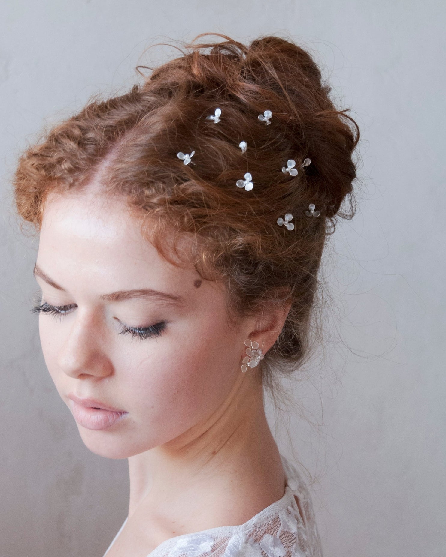 Set di forcine per sposa con mini fiorellini in madreperla, accessori eleganti per un matrimonio raffinato.