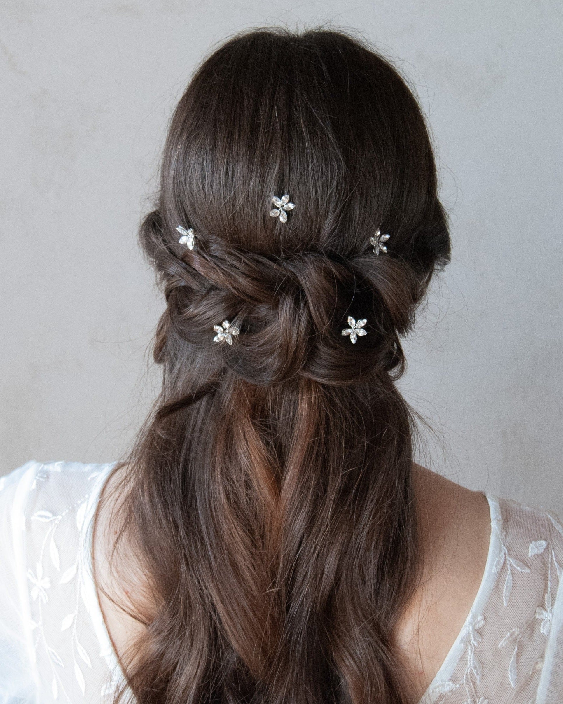 Set romantico con fiori e cristalli, perfetto per uno stile sposa sofisticato.