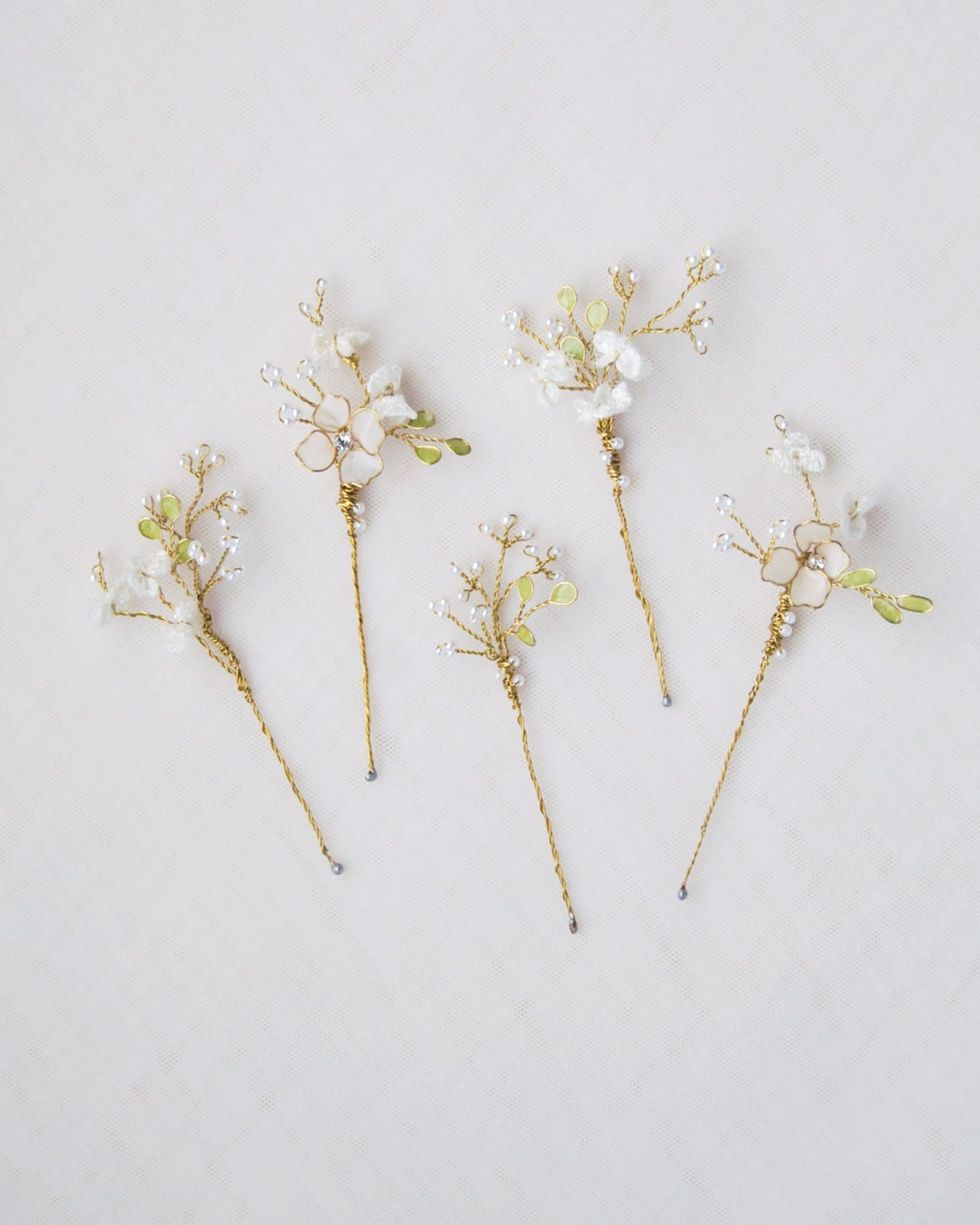 Set elegante di forcine con fiori in pizzo, perfette per acconciature boho chic.