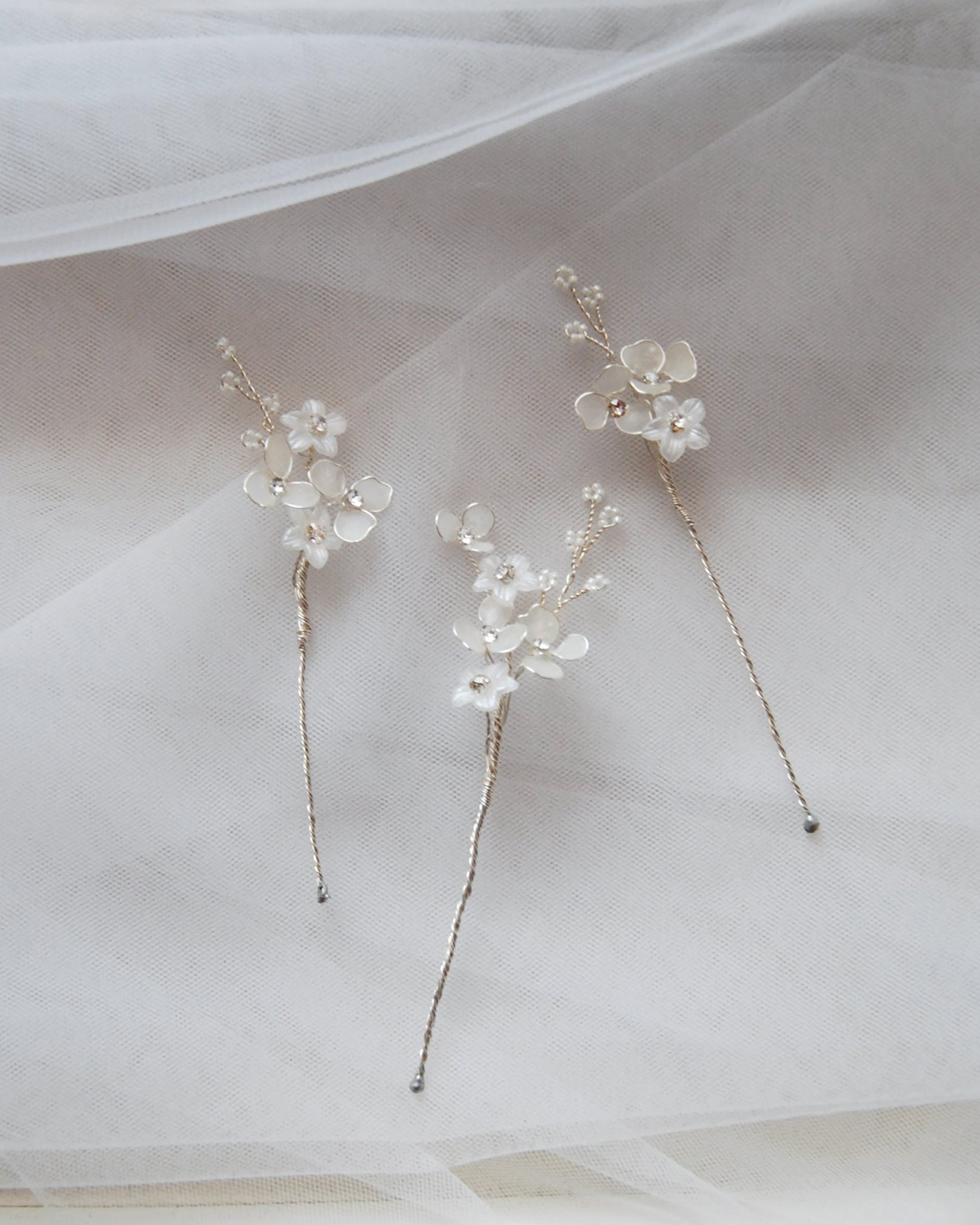 Set di forcine per capelli da sposa con fiori satinati, l&#39;accessorio ideale per un matrimonio chic.