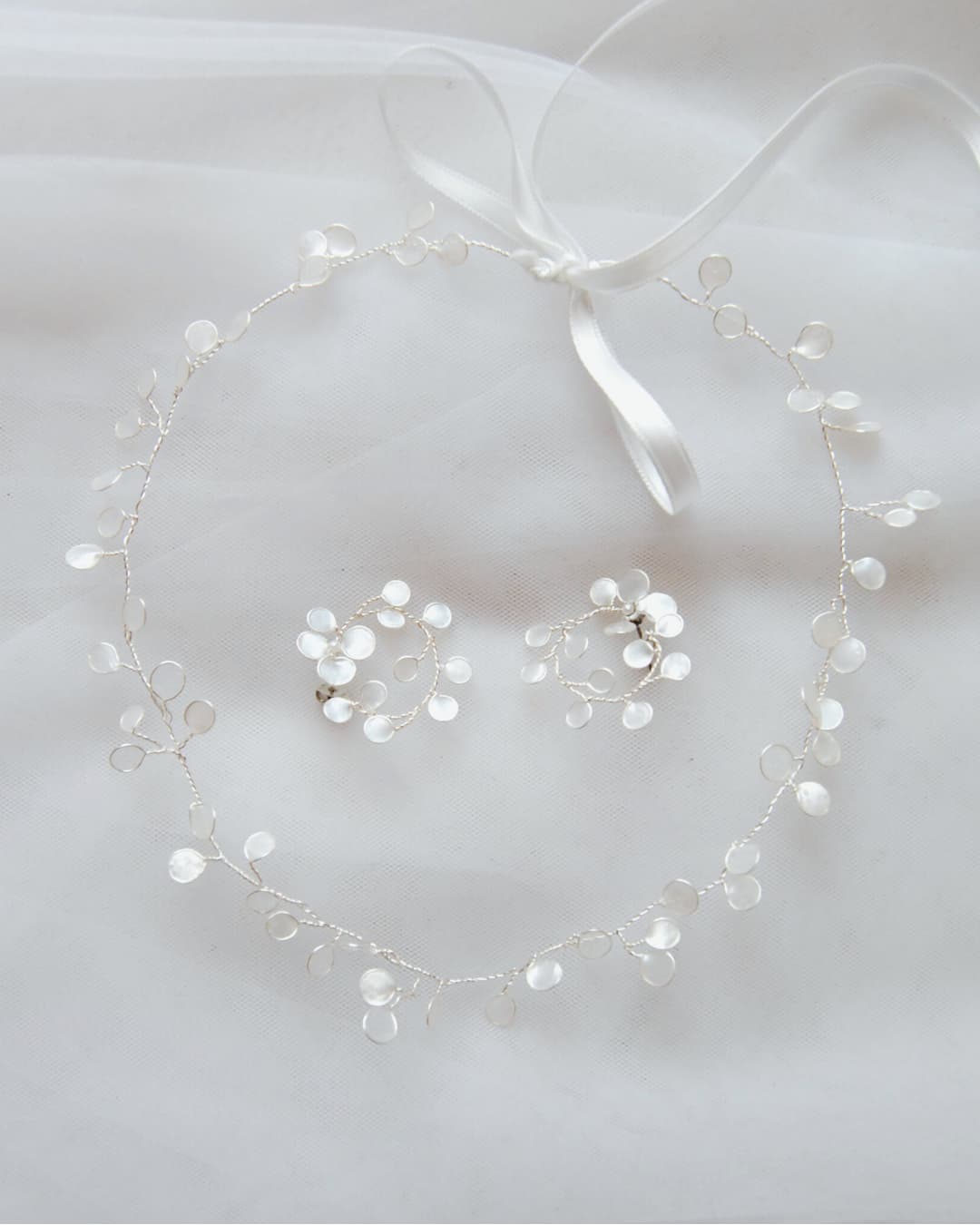 Set coordinato di lusso: Choker Perla di Luna abbinato agli orecchini della stessa linea per un bridal look armonioso.