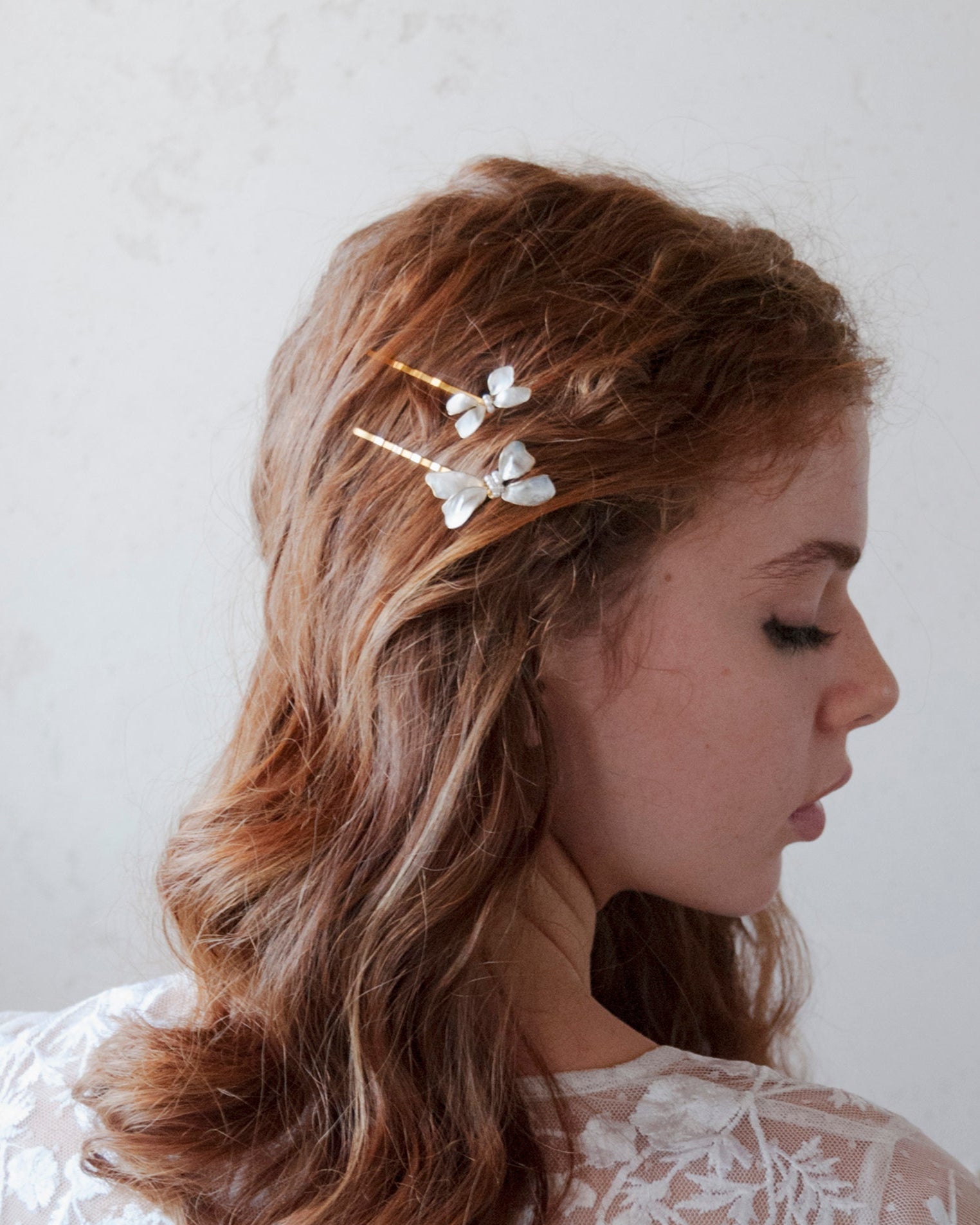 Set di mollettine con fiocco madreperlato, ideali per una sposa moderna che cerca eleganza e raffinatezza.