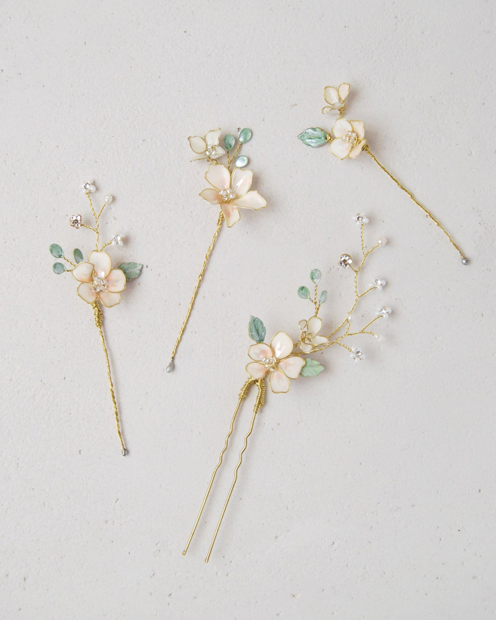 Set per sposa bohemien con forcine di fiori e foglie verdi rampicanti, ideale per un matrimonio boho chic.