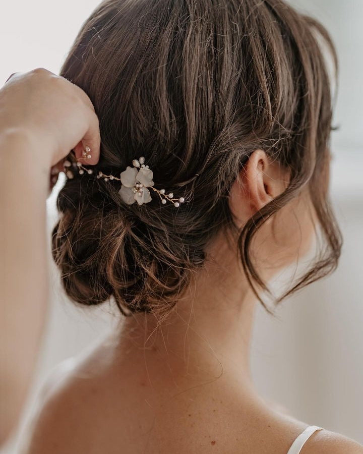 sposa-con-fermaglio-fiore-elibre